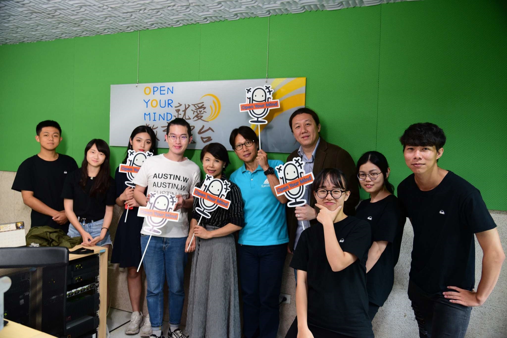 服裝設計師吳日云(左4)、遇見未來的你主持人及直播團隊開心完成錄音