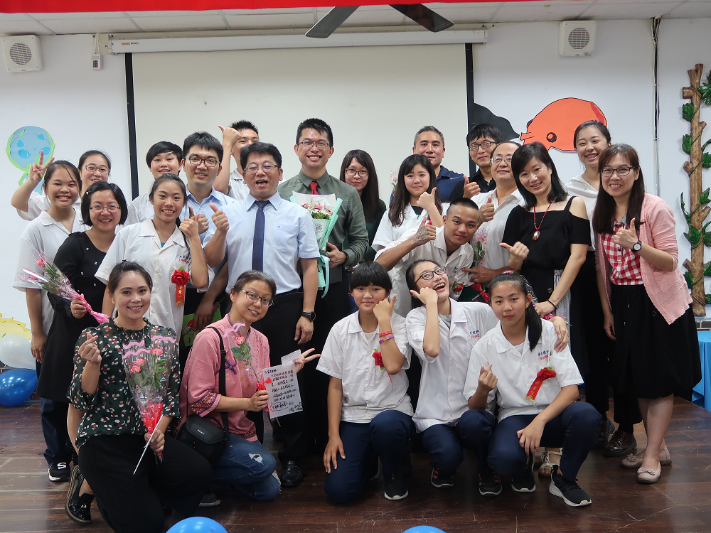 東里國中畢業班師生合影