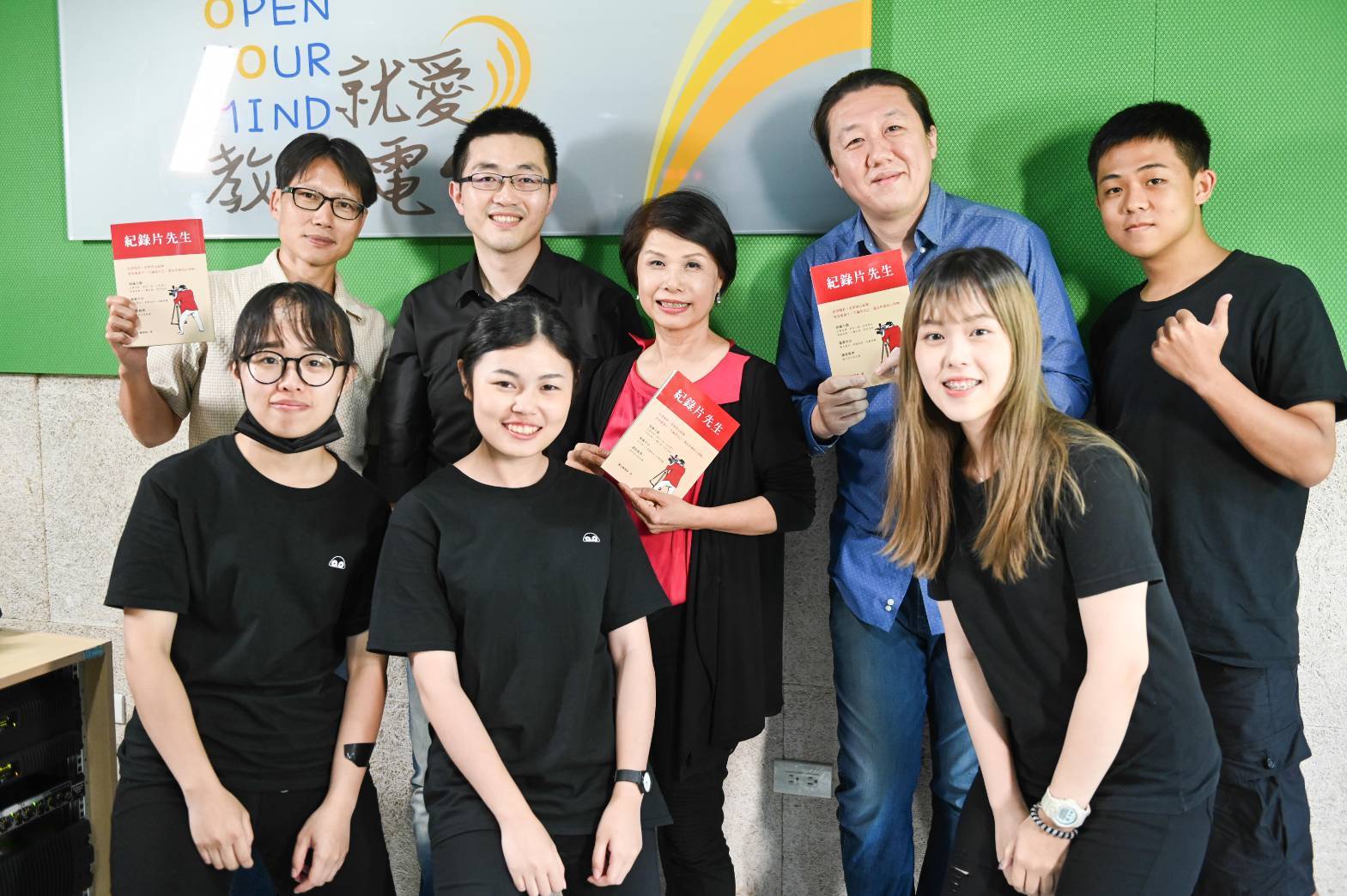 紀錄片導演陳正勳(後排左2)與直播學生團隊開心地完成錄音