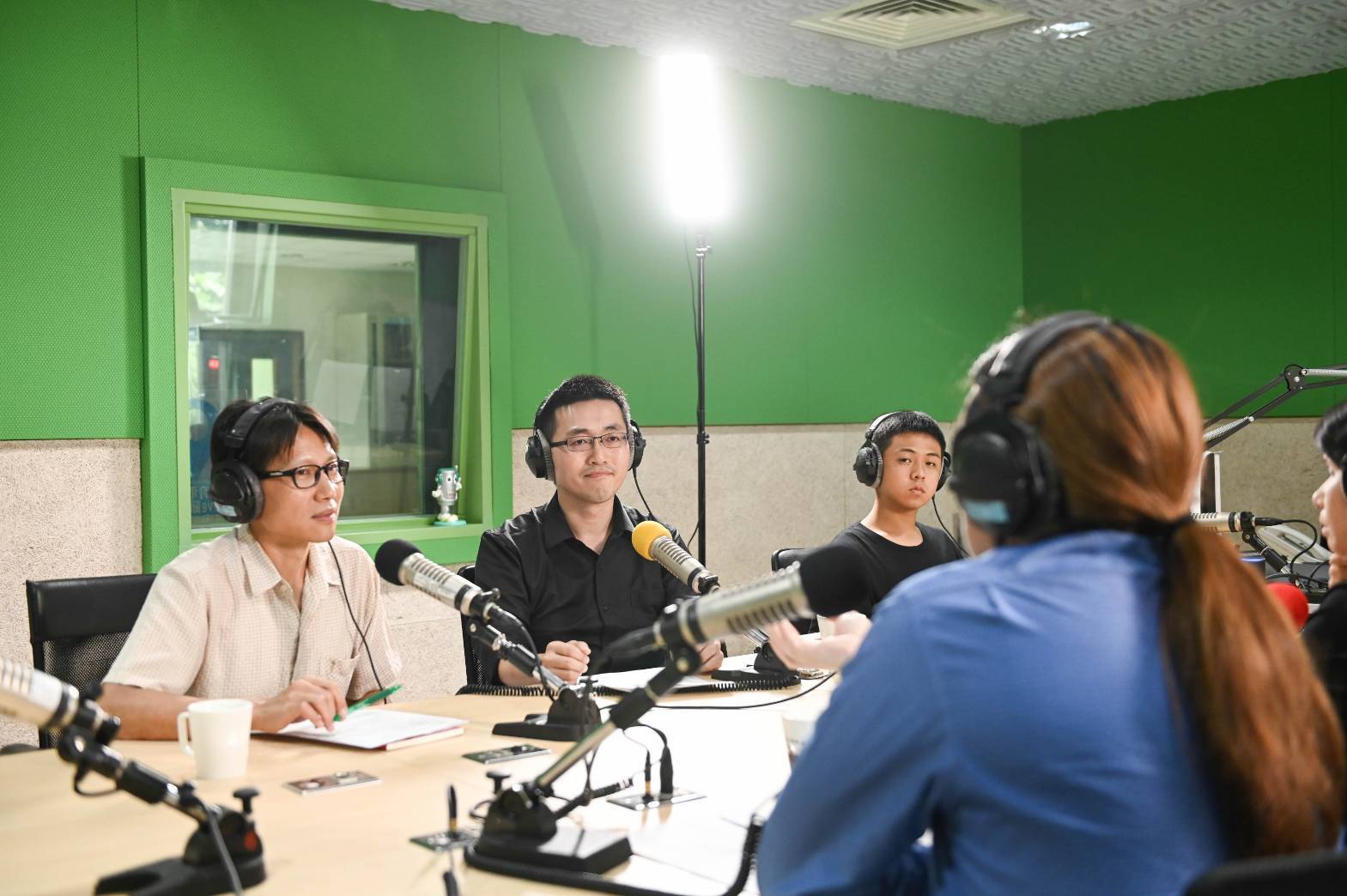 紀錄片導演陳正勳專注地聆聽節目主持人提出的問題