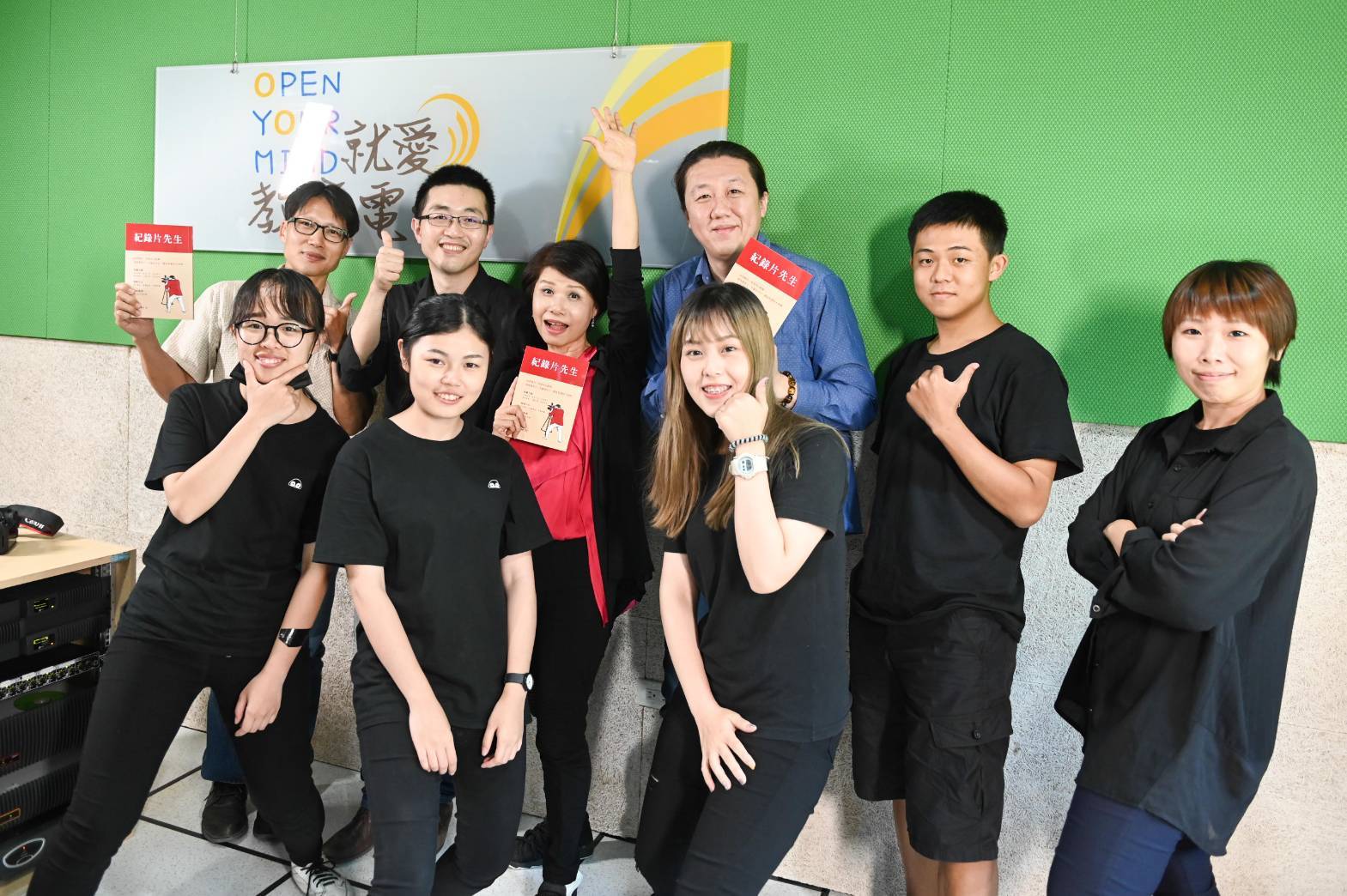 紀錄片導演陳正勳(後排左2)與直播學生團隊開心地完成錄音