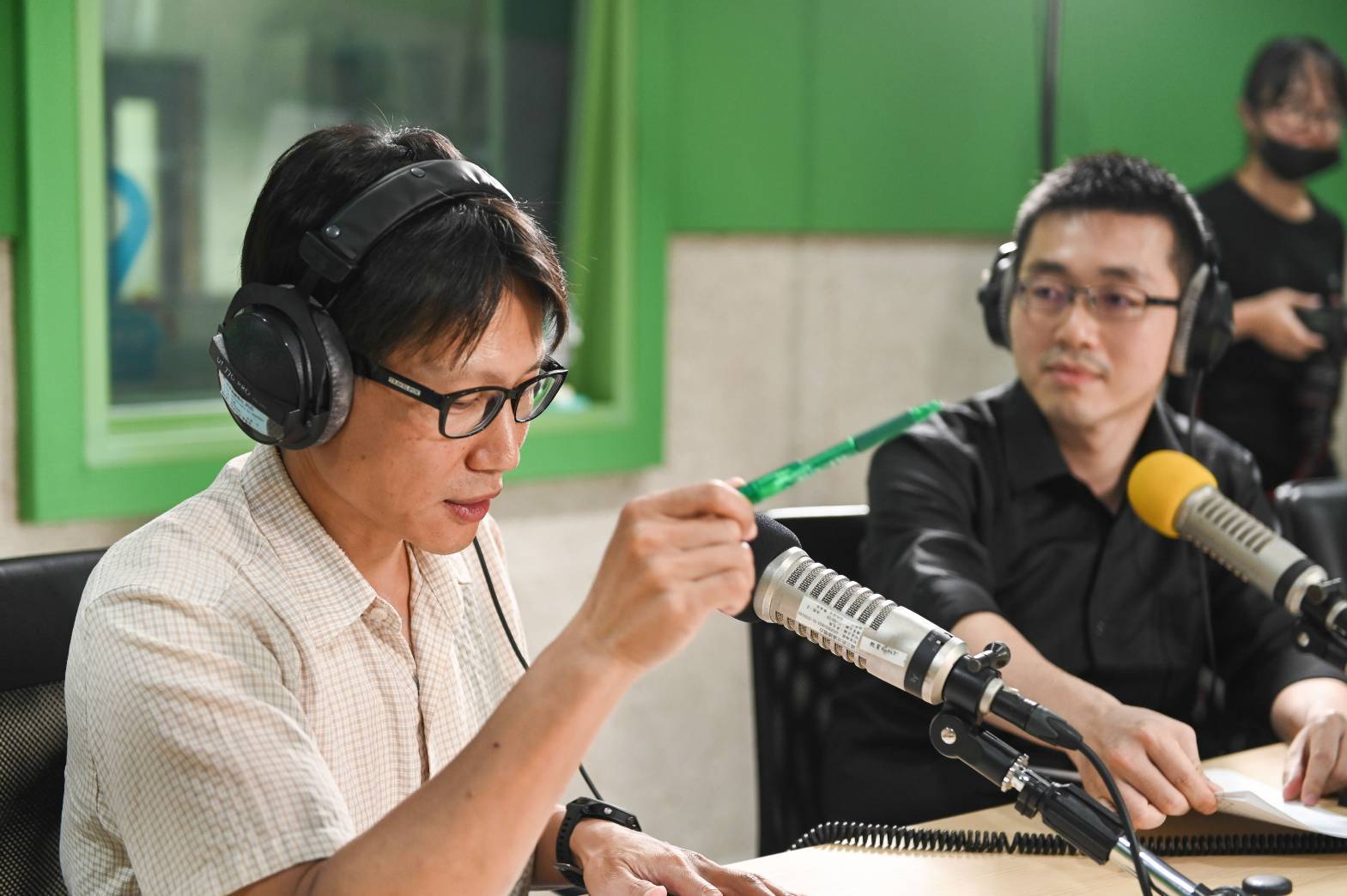 紀錄片導演陳正勳專注地聆聽節目主持人邱一峰的問題