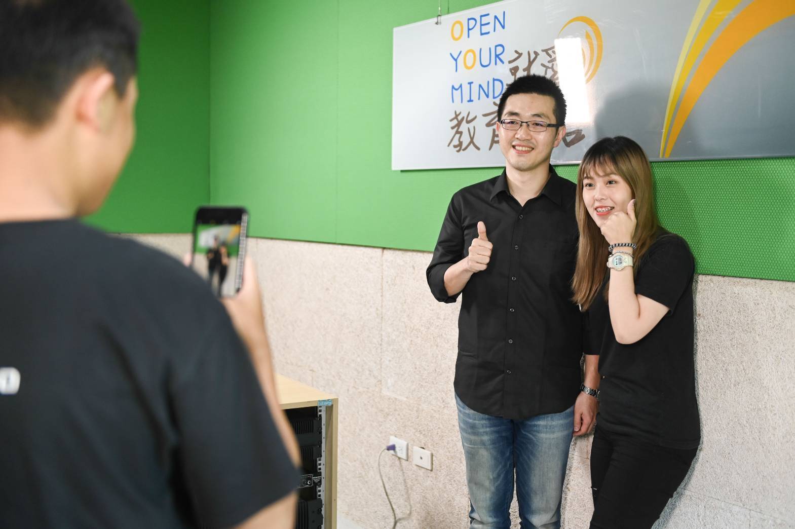 節目直播團隊學生開心地與陳正勳導演合照