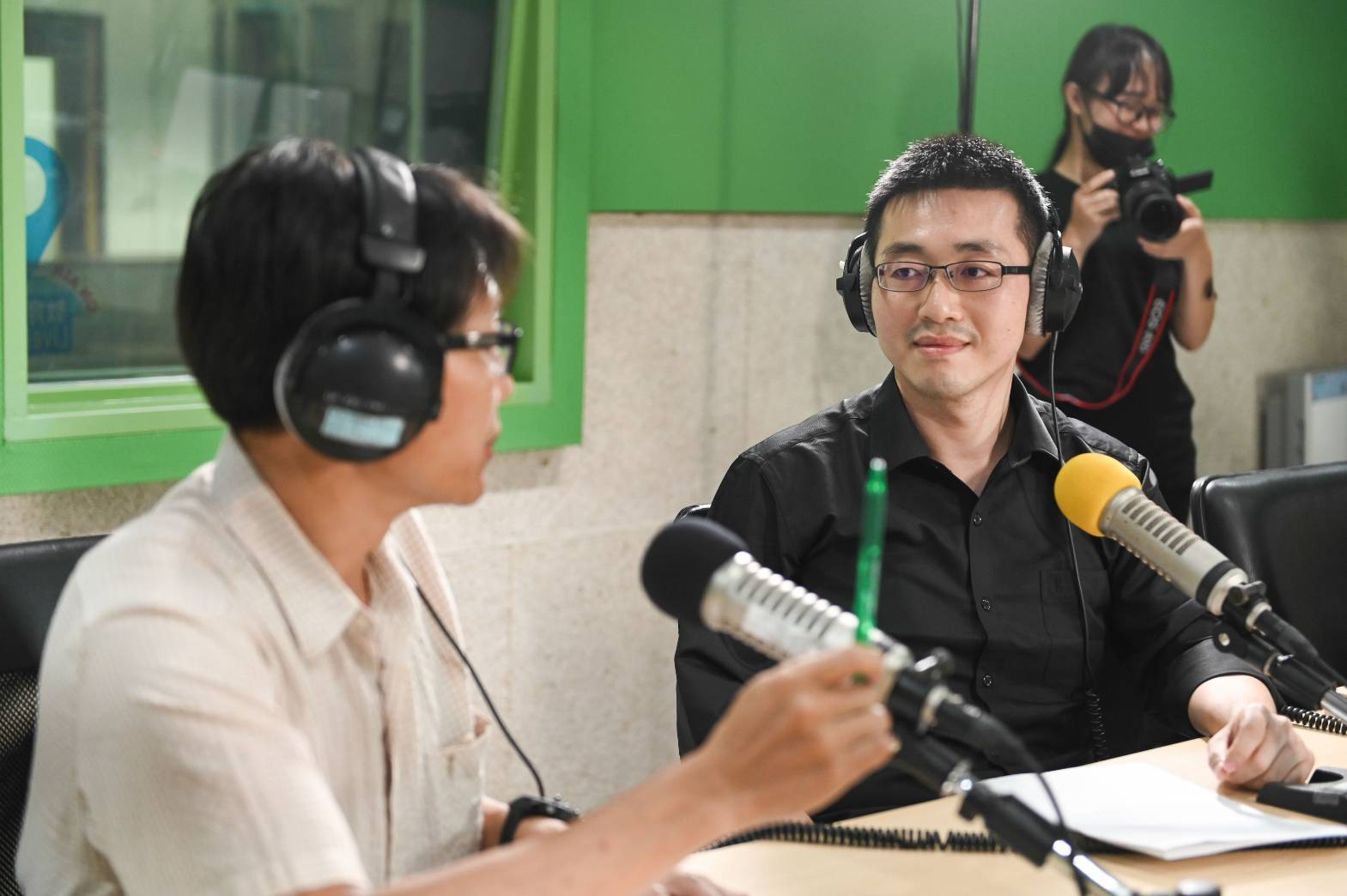 紀錄片導演陳正勳專注地聆聽節目主持人邱一峰的問題
