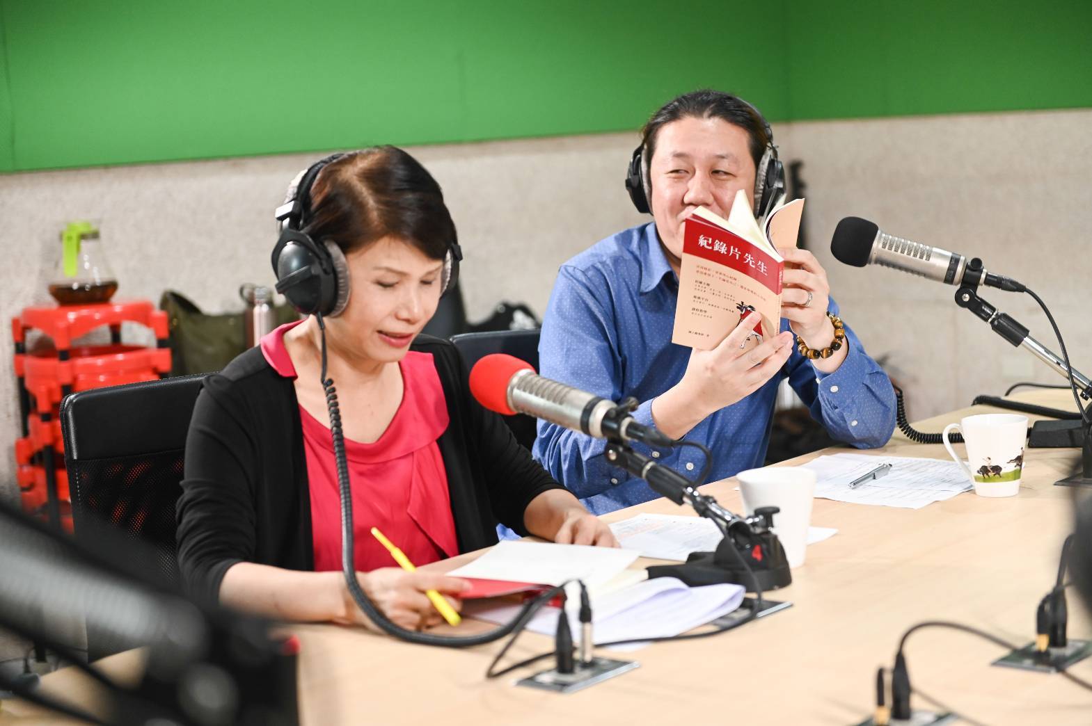 節目主持人張翠園(左)與劉懷幃老師(右)介紹由陳正勳導演撰寫的《紀錄片先生》