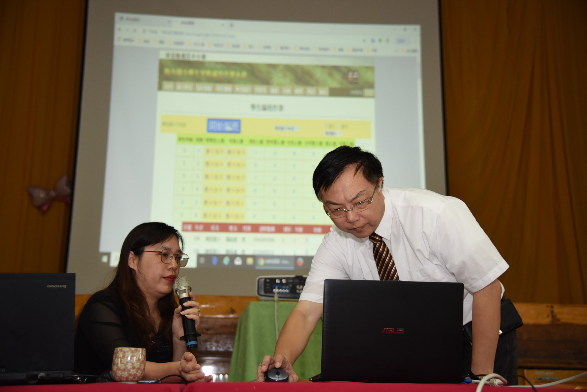 南投縣教育處長陸正威啟動電腦編班作業系統