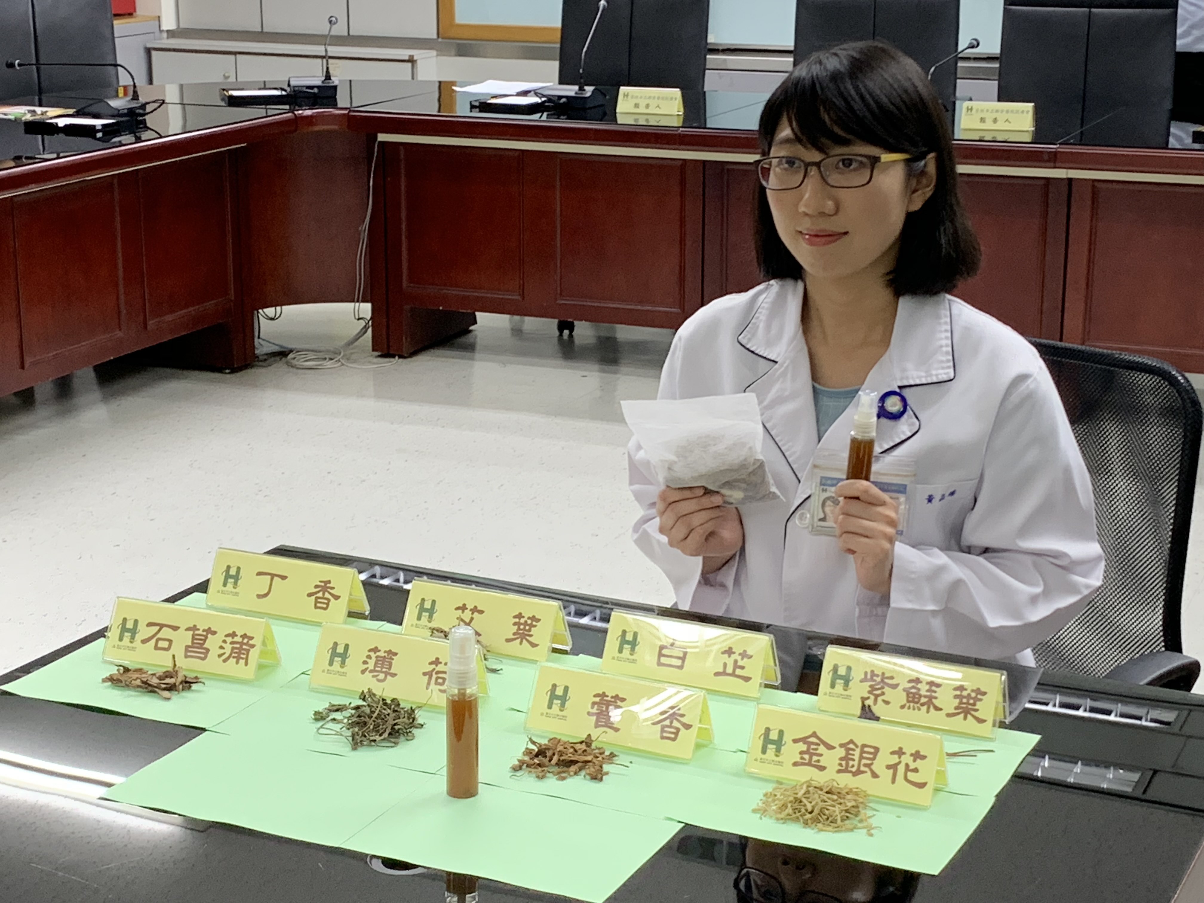 北市聯醫林森中醫昆明院區藥師黃品臻展示中藥防蚊包與草本防蚊液