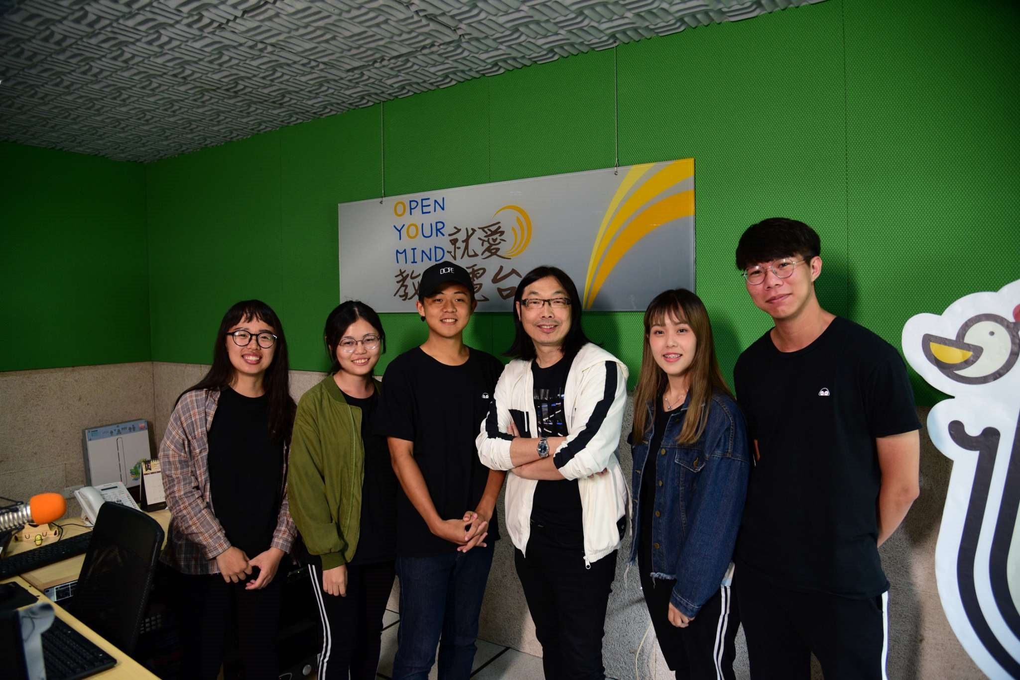 攝影師黃天仁(右3)與嶺東科技大學直播學生團隊合影，開心地完成錄音