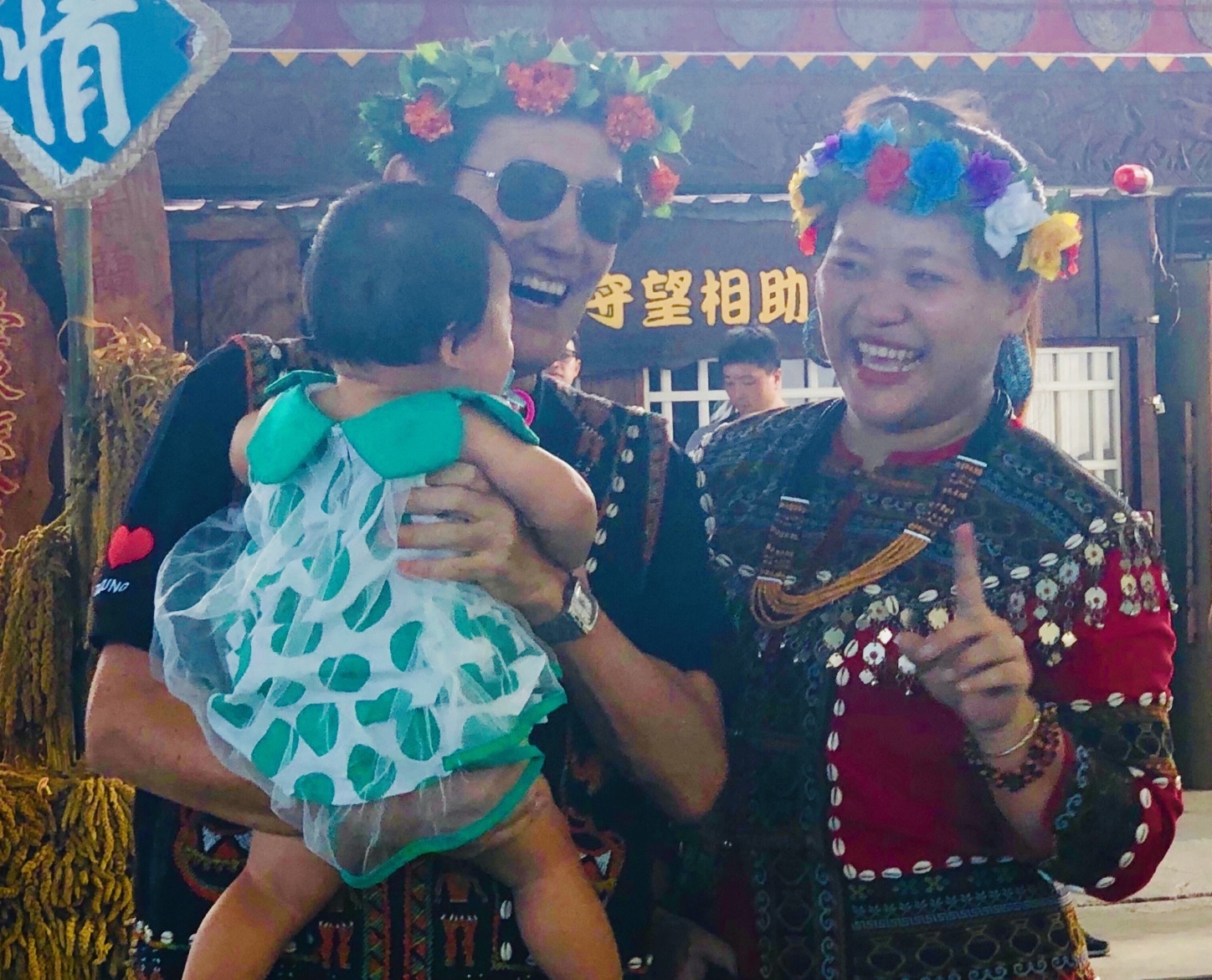 馬前總統抱起族人的小嬰兒，開心的互動。