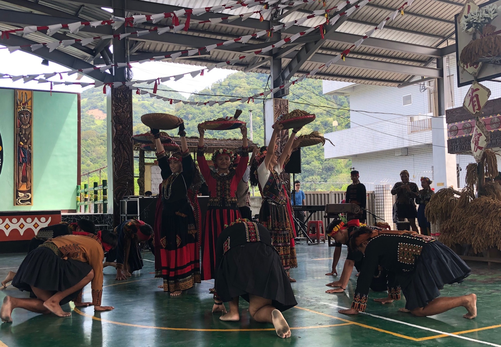 嘉蘭村民表演原住民舞蹈，以溫馨的方式紀念八八風災十週年。