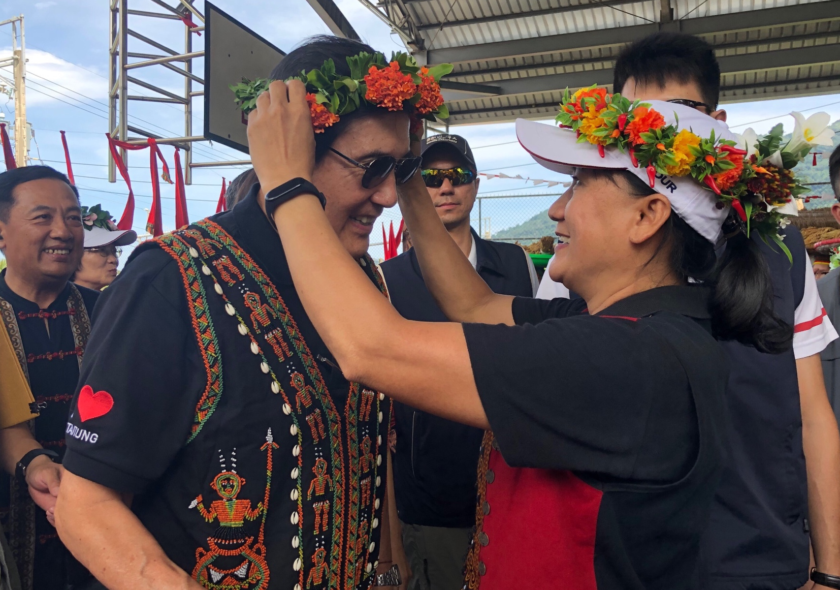 族人為馬前總統戴上花環