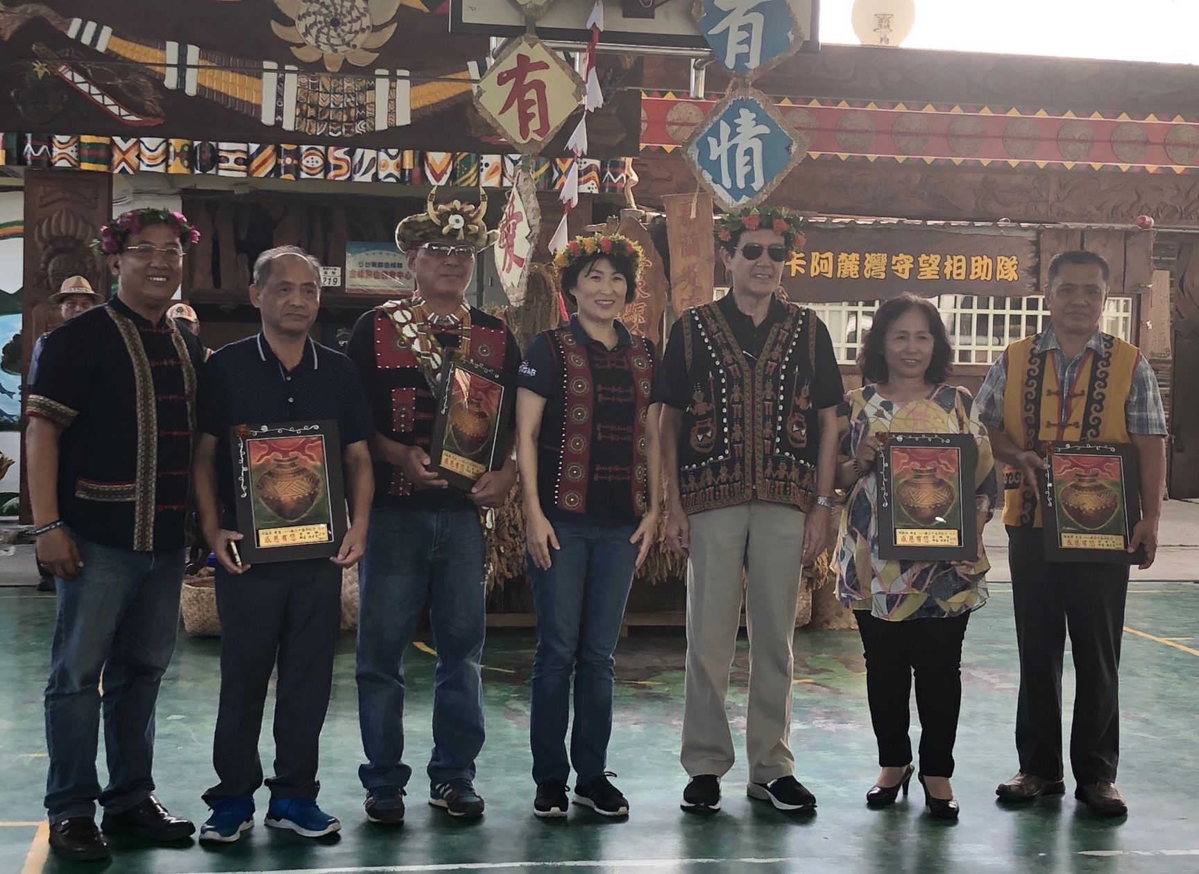 在莫拉克風災十週年紀念活動中，頒獎表揚全力協助重建的人士。