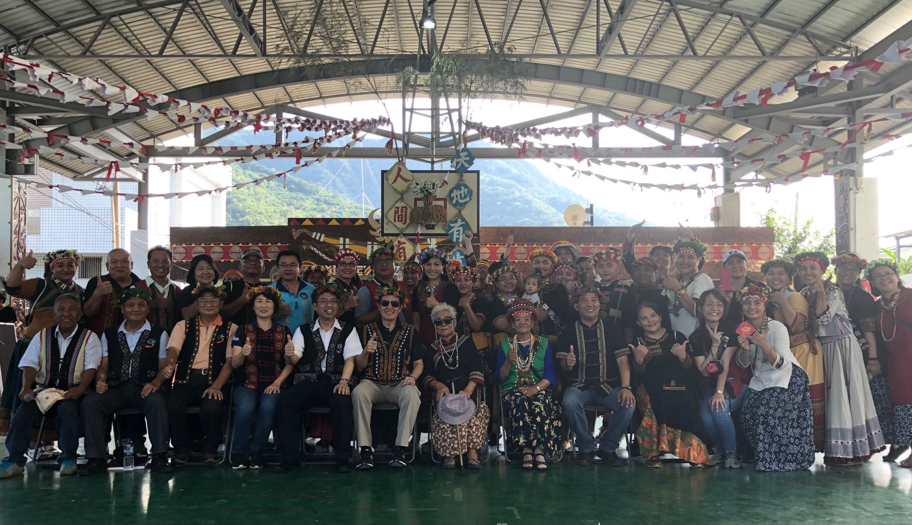 族人一起在紀念活動中合影留念