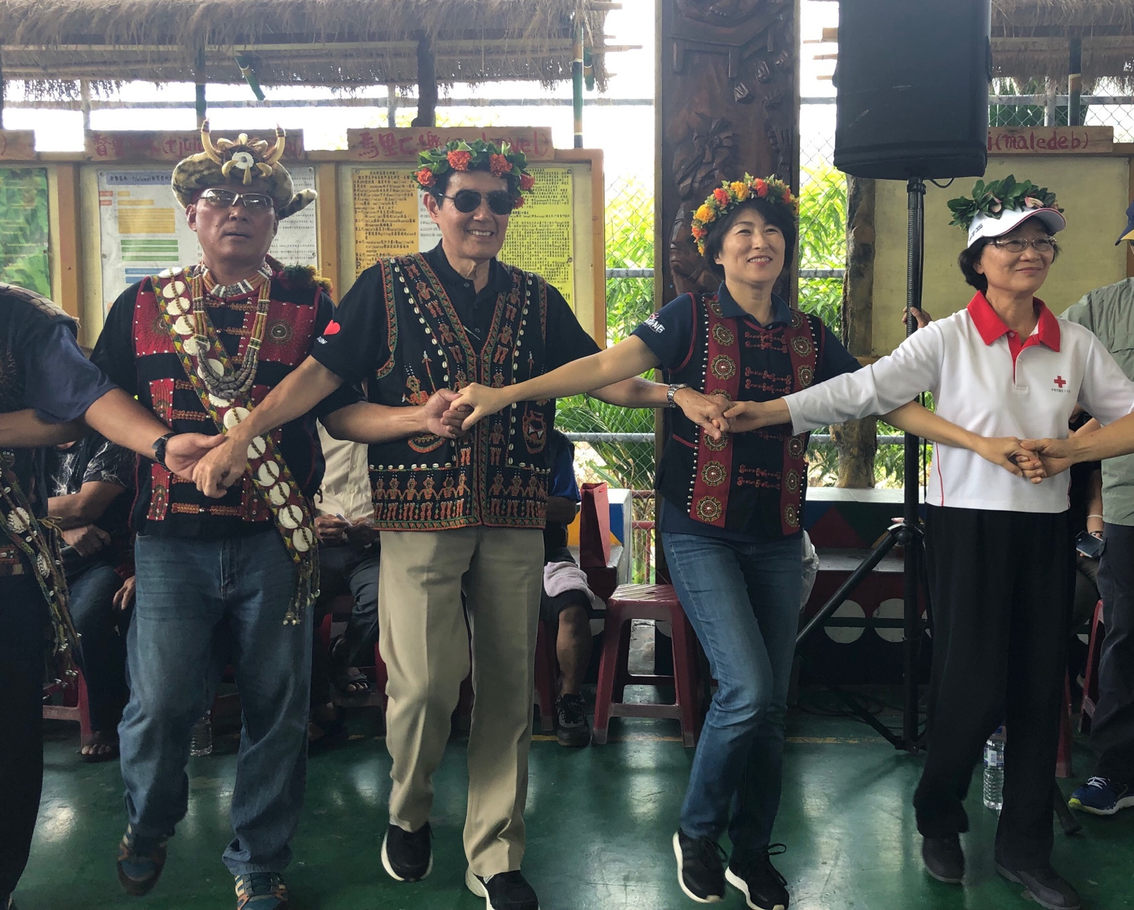 馬前總統、饒縣長和族人共舞