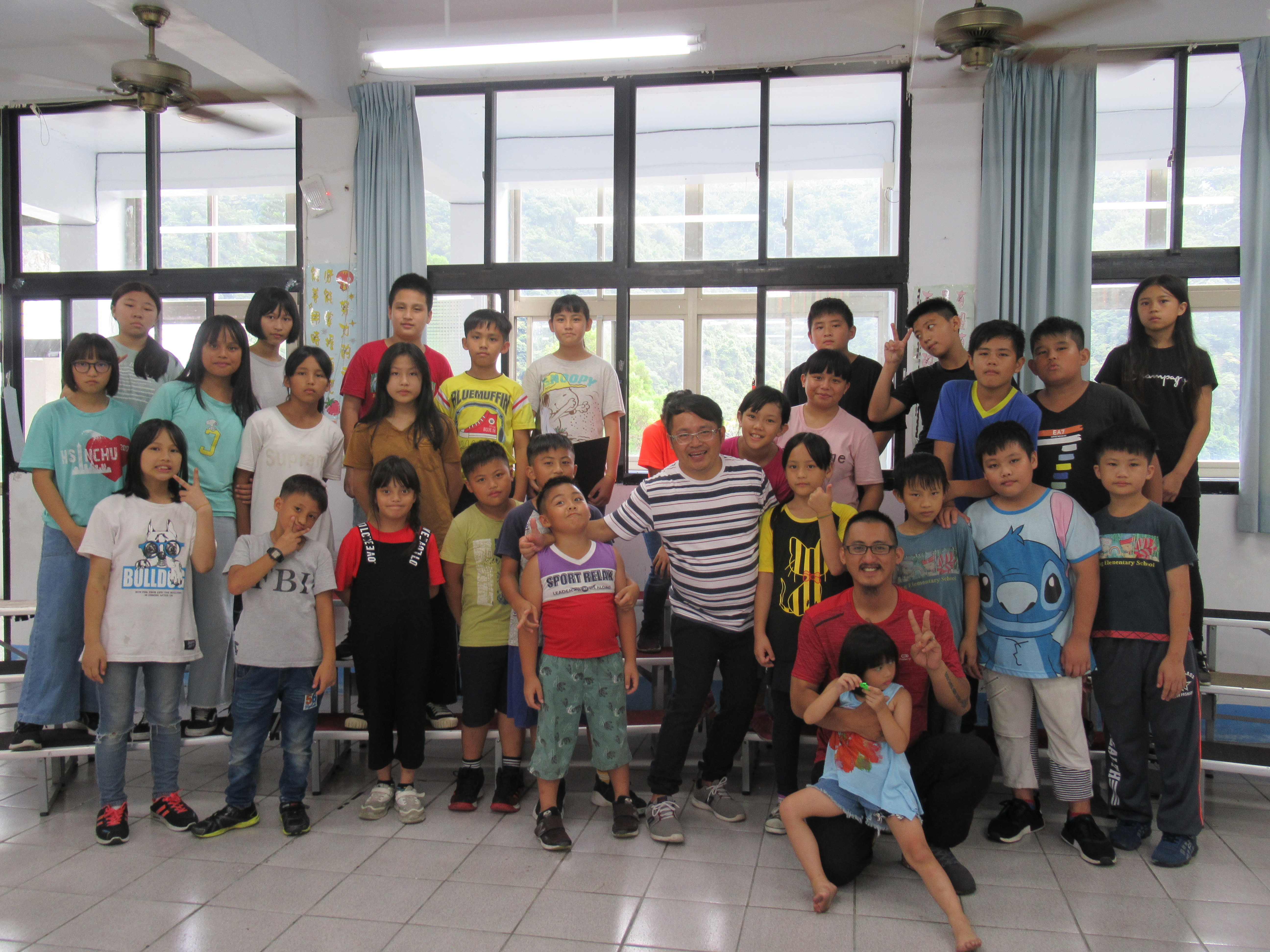 錦屏國小教導主任張世傑(右六)指導合唱團傳唱泰雅歌謠，留住泰雅文化，獲師鐸獎肯定。