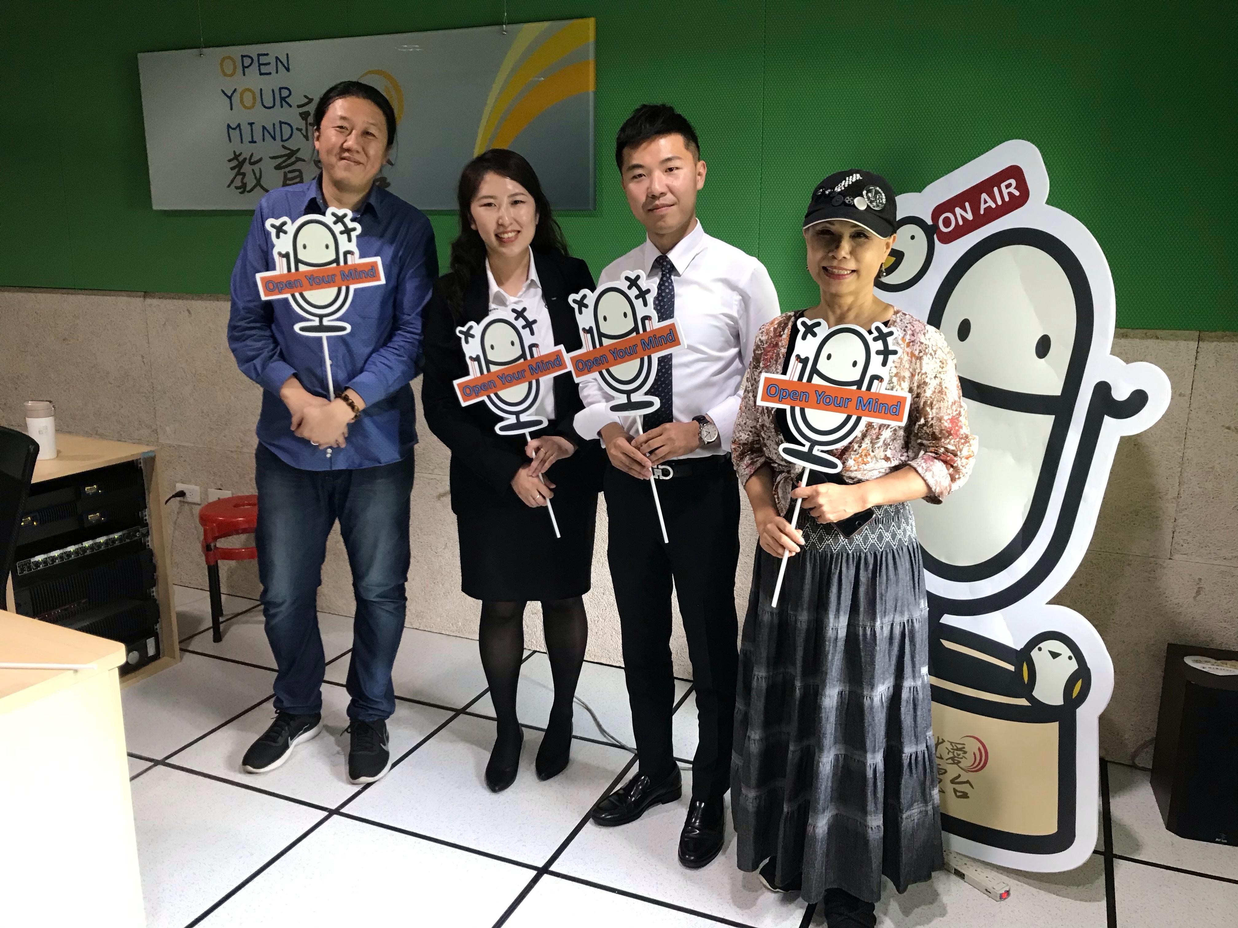 人生最重要的事，就是「銷售」，奧迪中區和順利汽車展間經理鄭裕琦(左2)及業務王浩庭(右2)，在遇見未來的你節目當中，分享業務銷售工作，不只是銷售