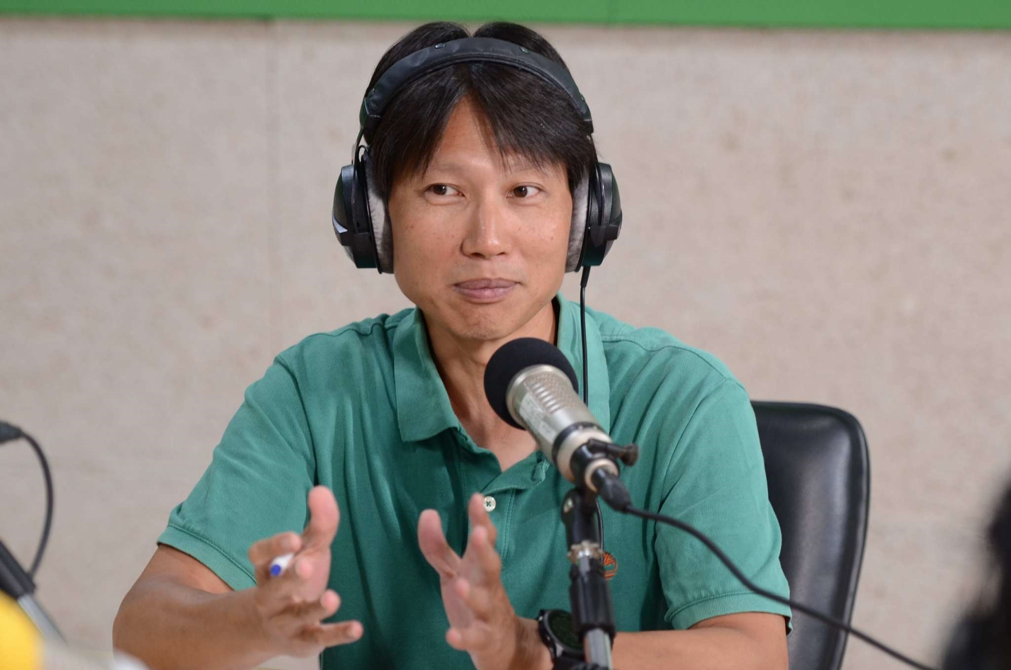 主持人邱一峰分享與記者呂蓓君求學時期類似的經驗