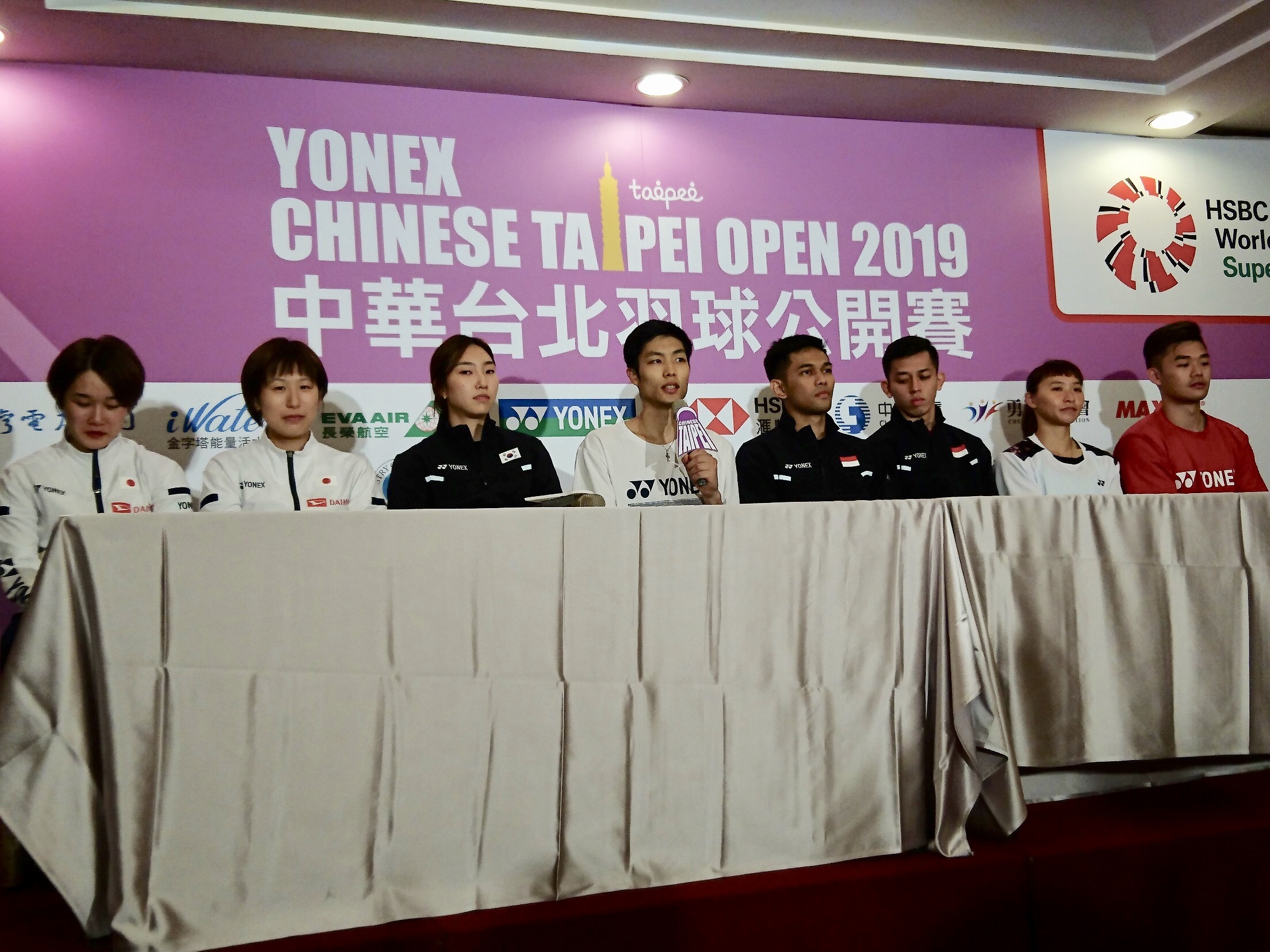 臺灣羽球一哥周天成(左4)為臺北羽球公開賽站臺