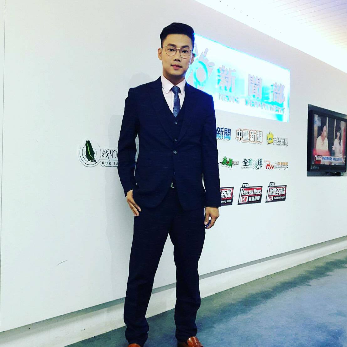 公視台語台下暗新聞主播鄭家和。