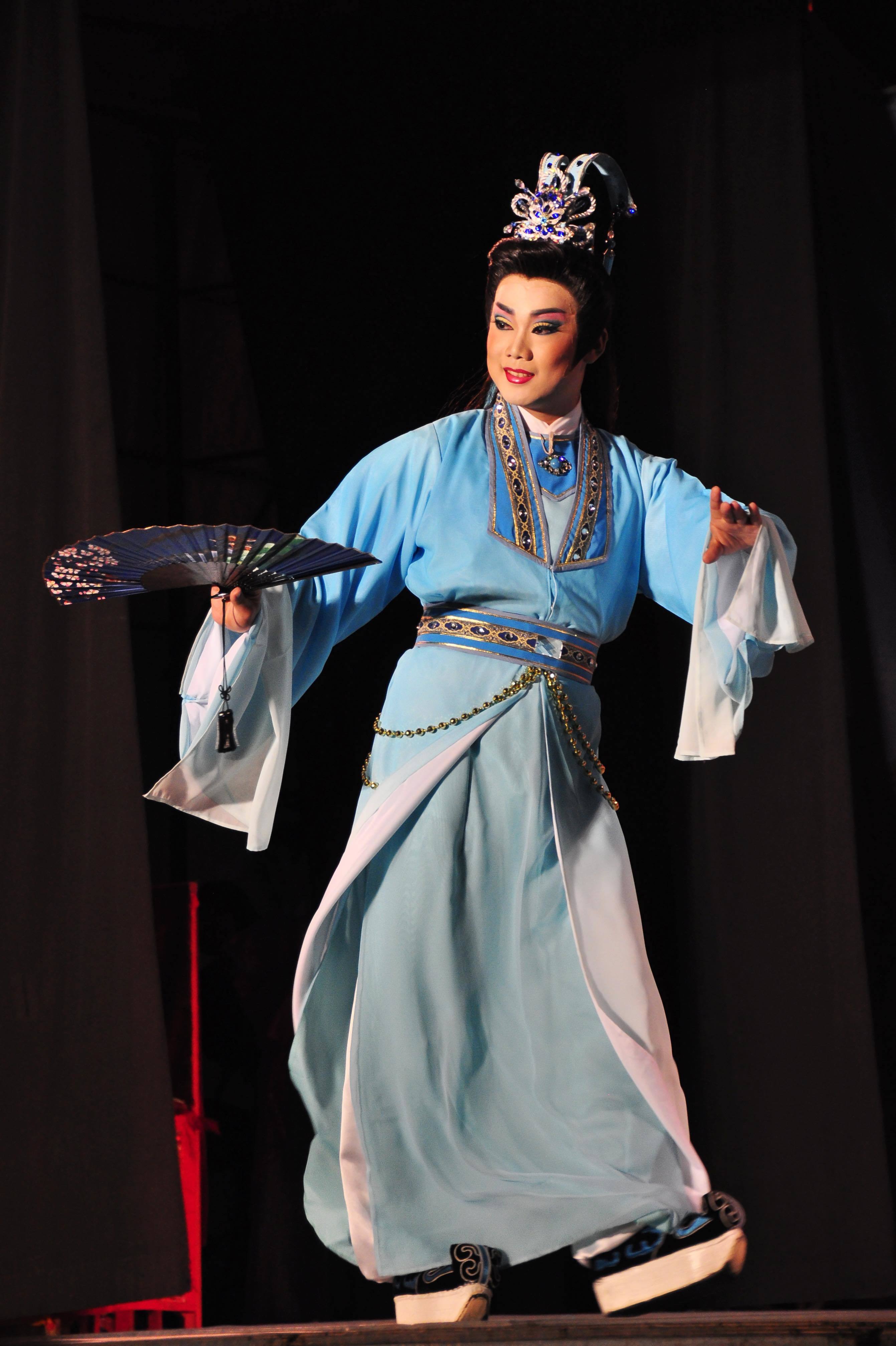 鄭家和也熱衷於歌仔戲，工作之餘粉墨登場。