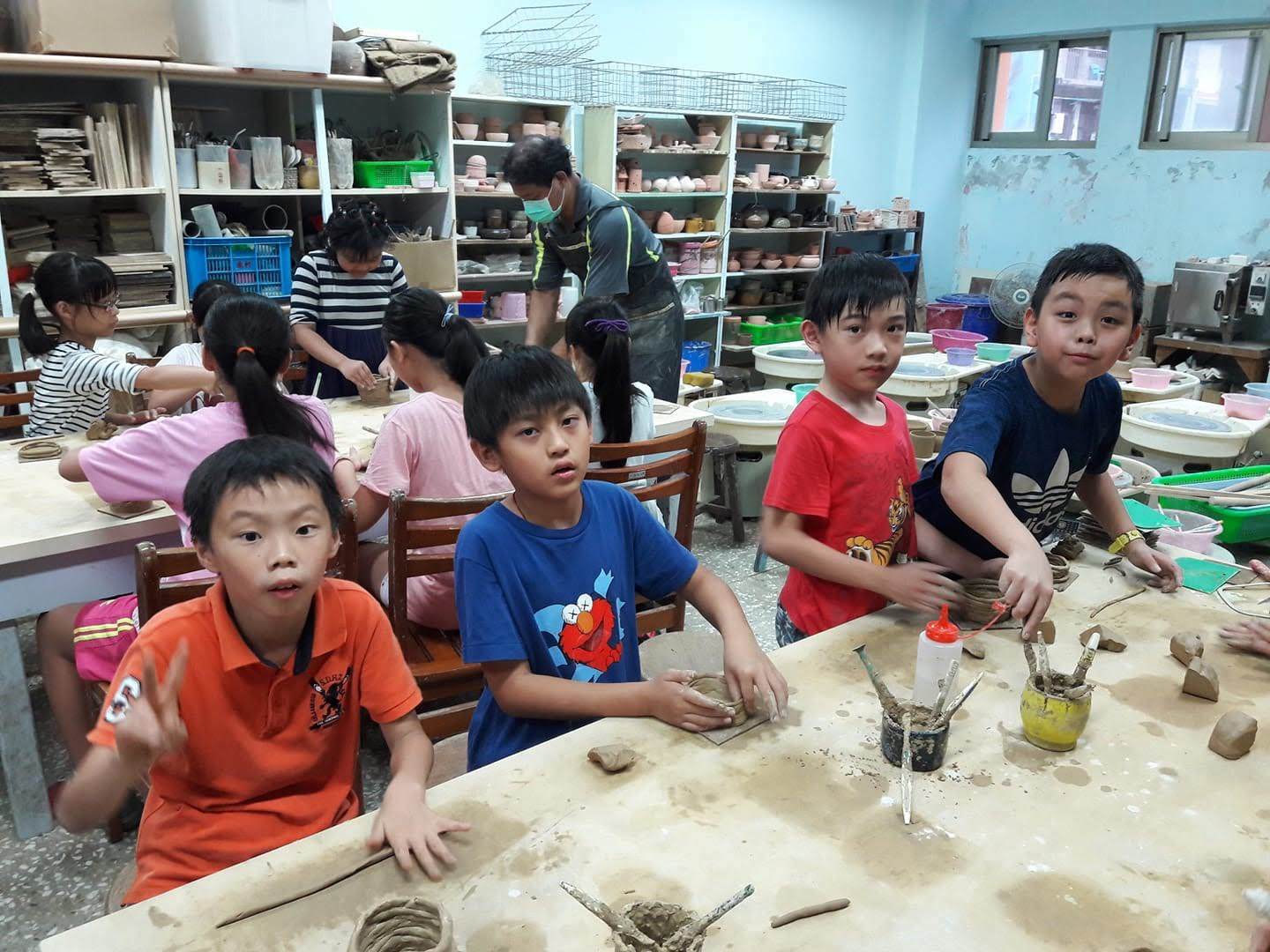 林台緯老師指導學生陶藝課