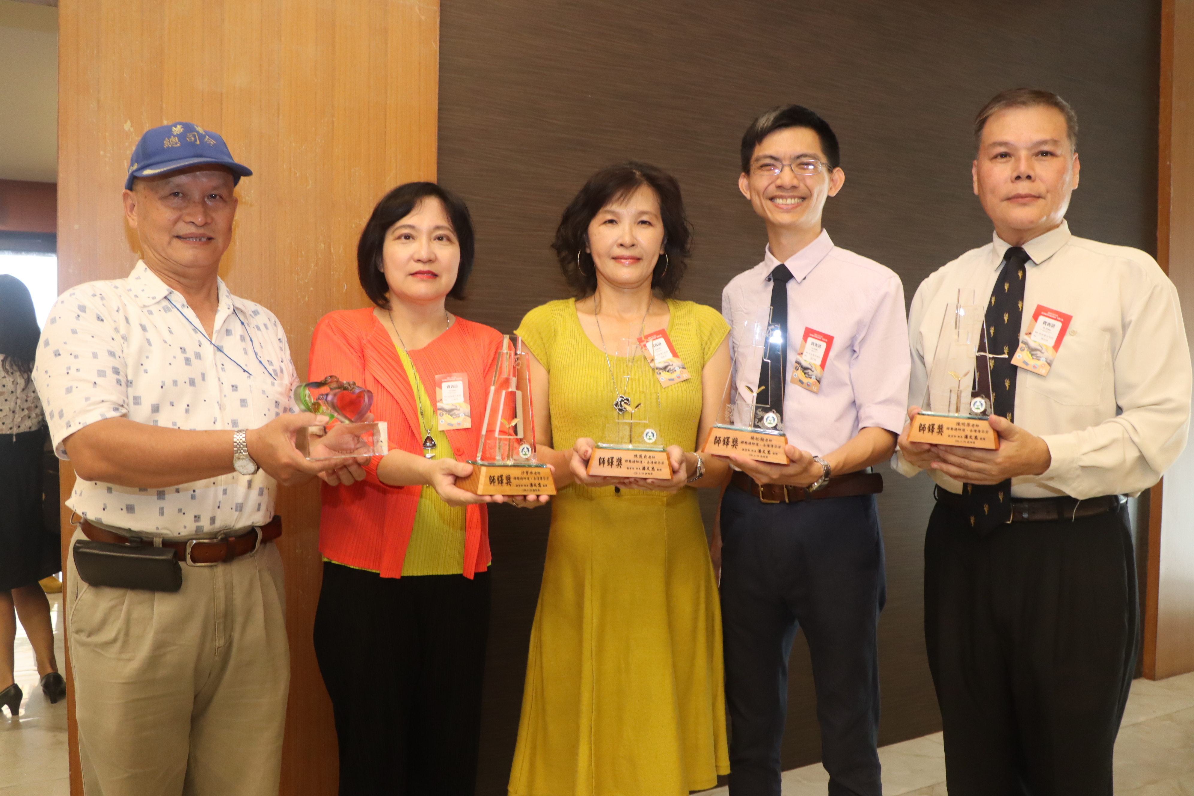 師鐸獎得主光武國小陳麗貞老師(中)