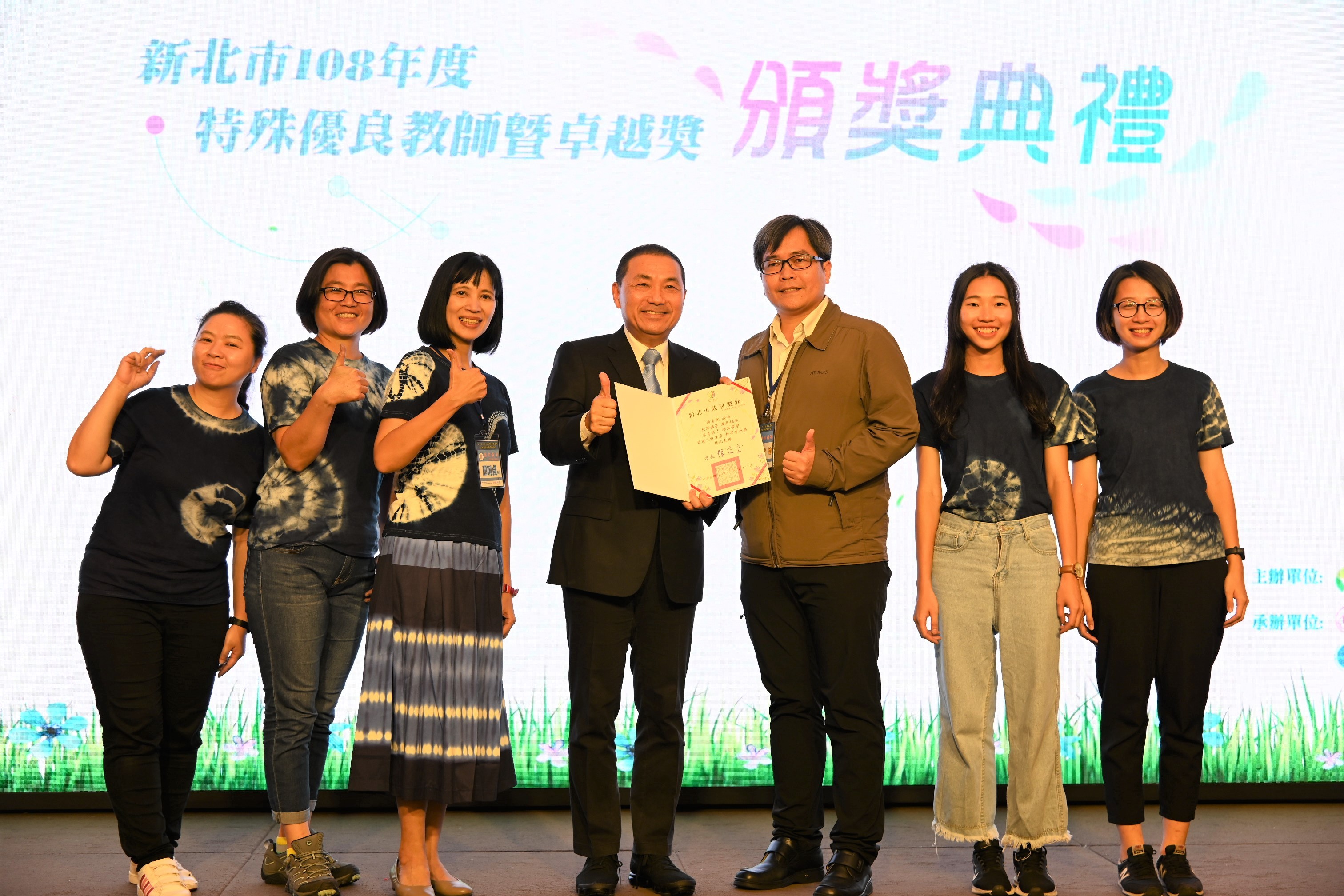 插角國小附幼邱琍貞老師(左三)獲師鐸獎肯定，附幼團隊也入圍教育部教學卓越獎。