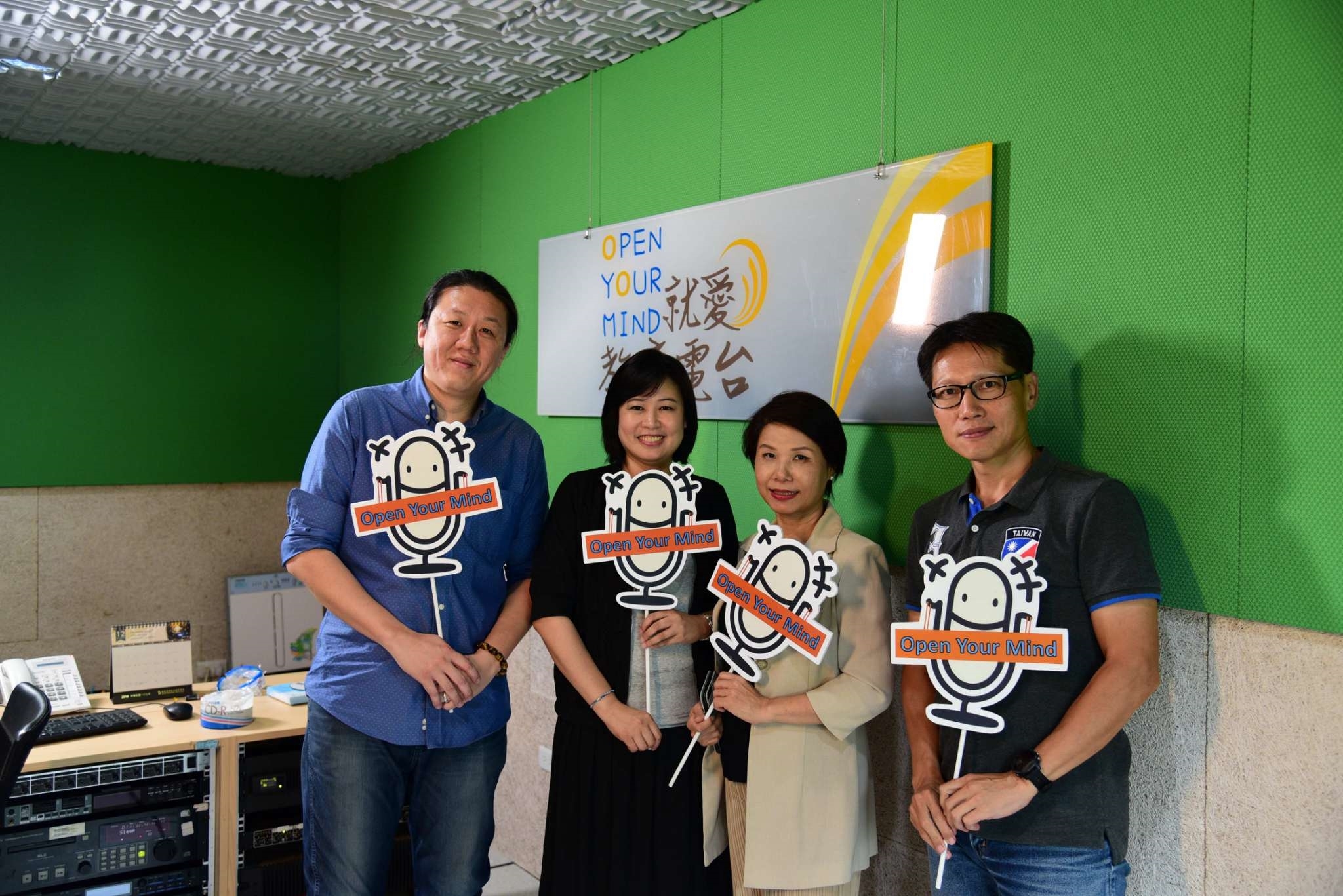 資深空服員陳淑芬老師(左2)來到節目當中分享成為空服員的基本門檻