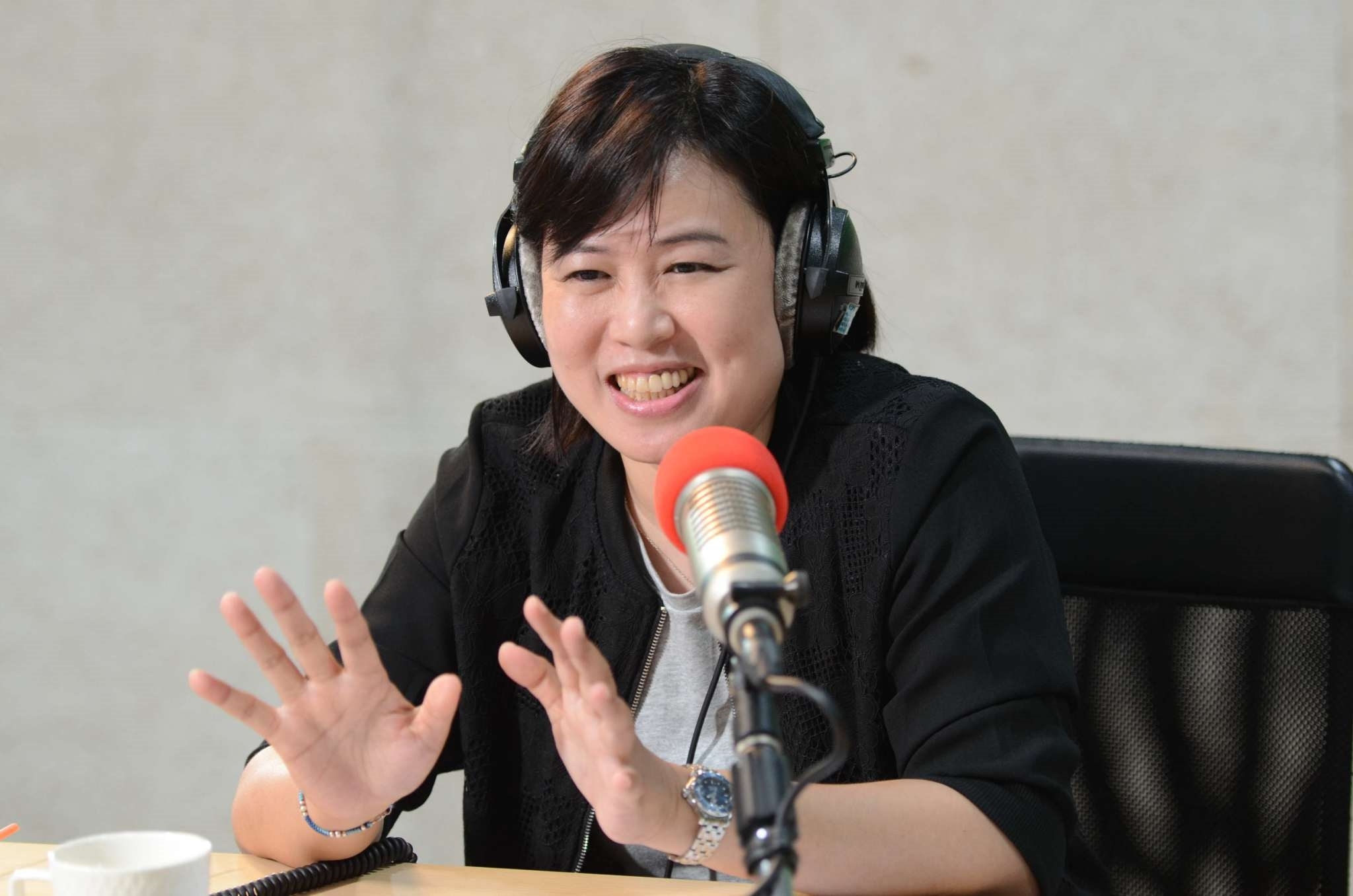 陳淑芬老師特別提到空服員受訓期間的及格分數讓主持人們感到很驚訝