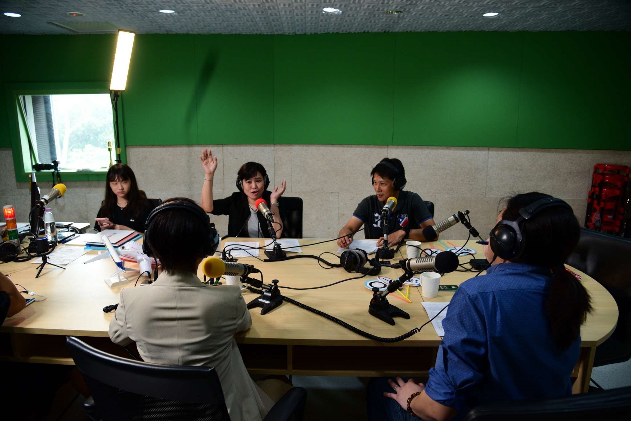 節目主持群對於空服員職業有各自不同的想像與傳說