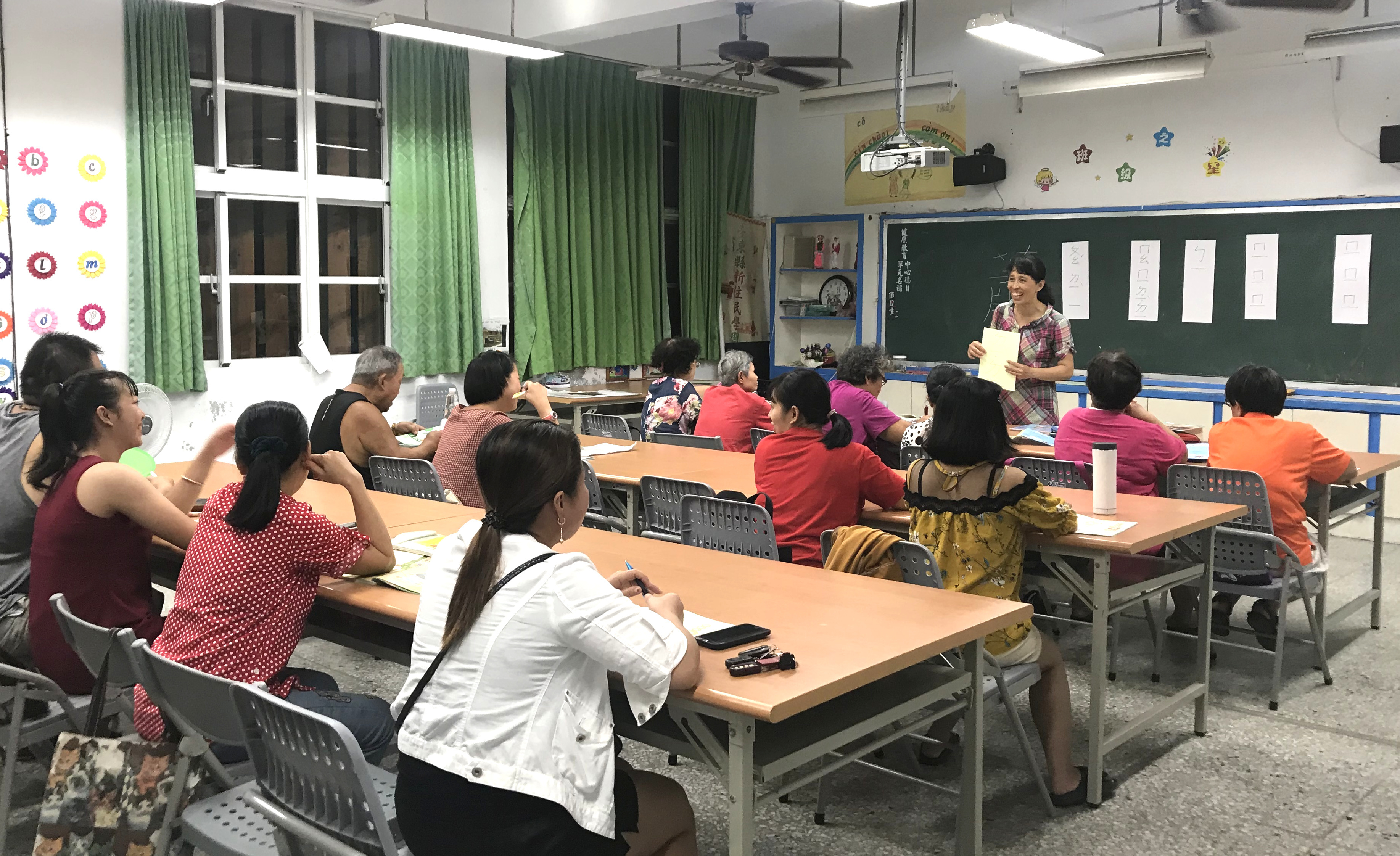臺東縣新住民學習中心晚間上課情形
