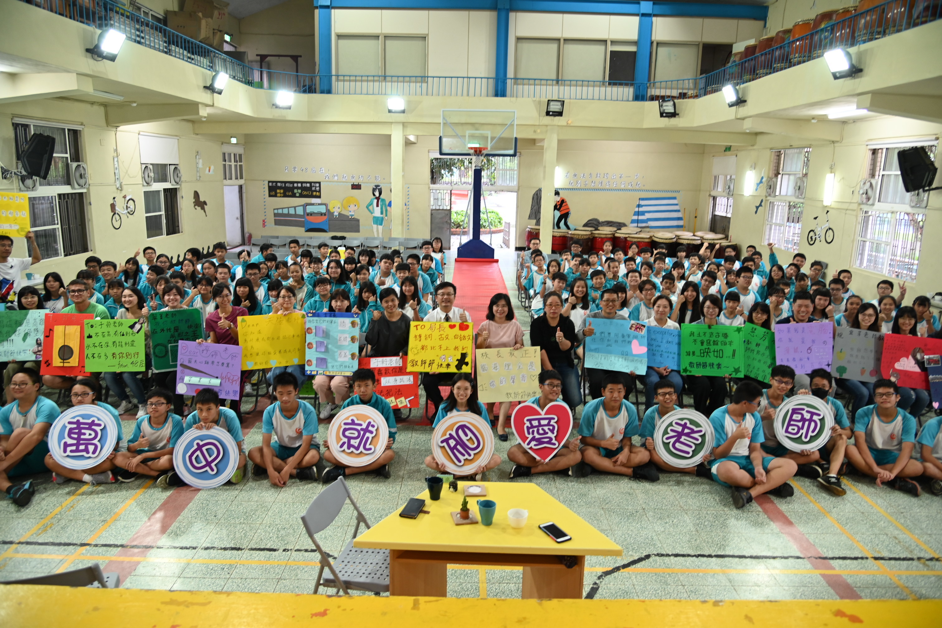 新北市教育局長張明文(中)與萬里國中師生大合照