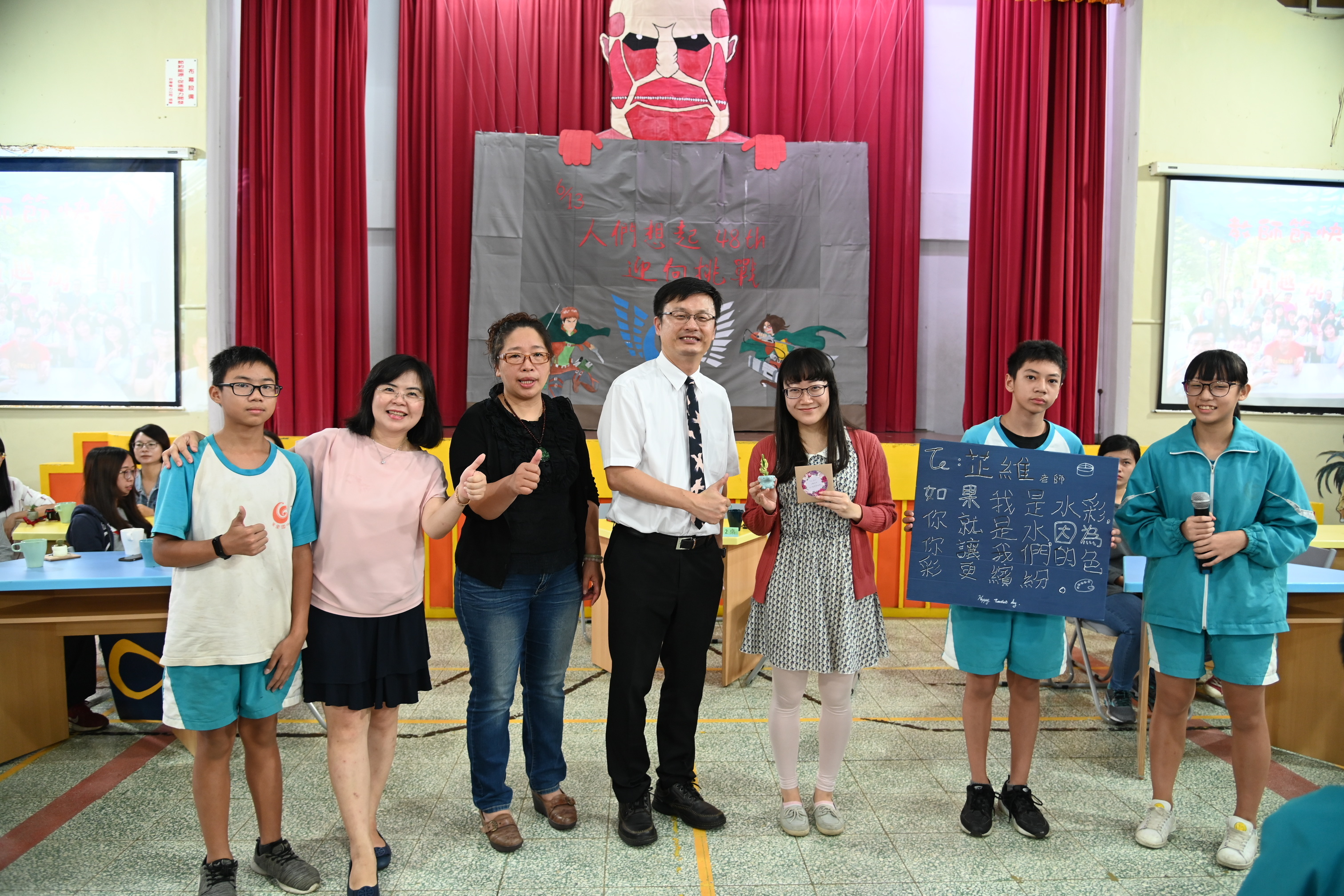 新北市教育局長張明文(中)、萬里國中校長陳玉桂(左2)與師生們共同合影