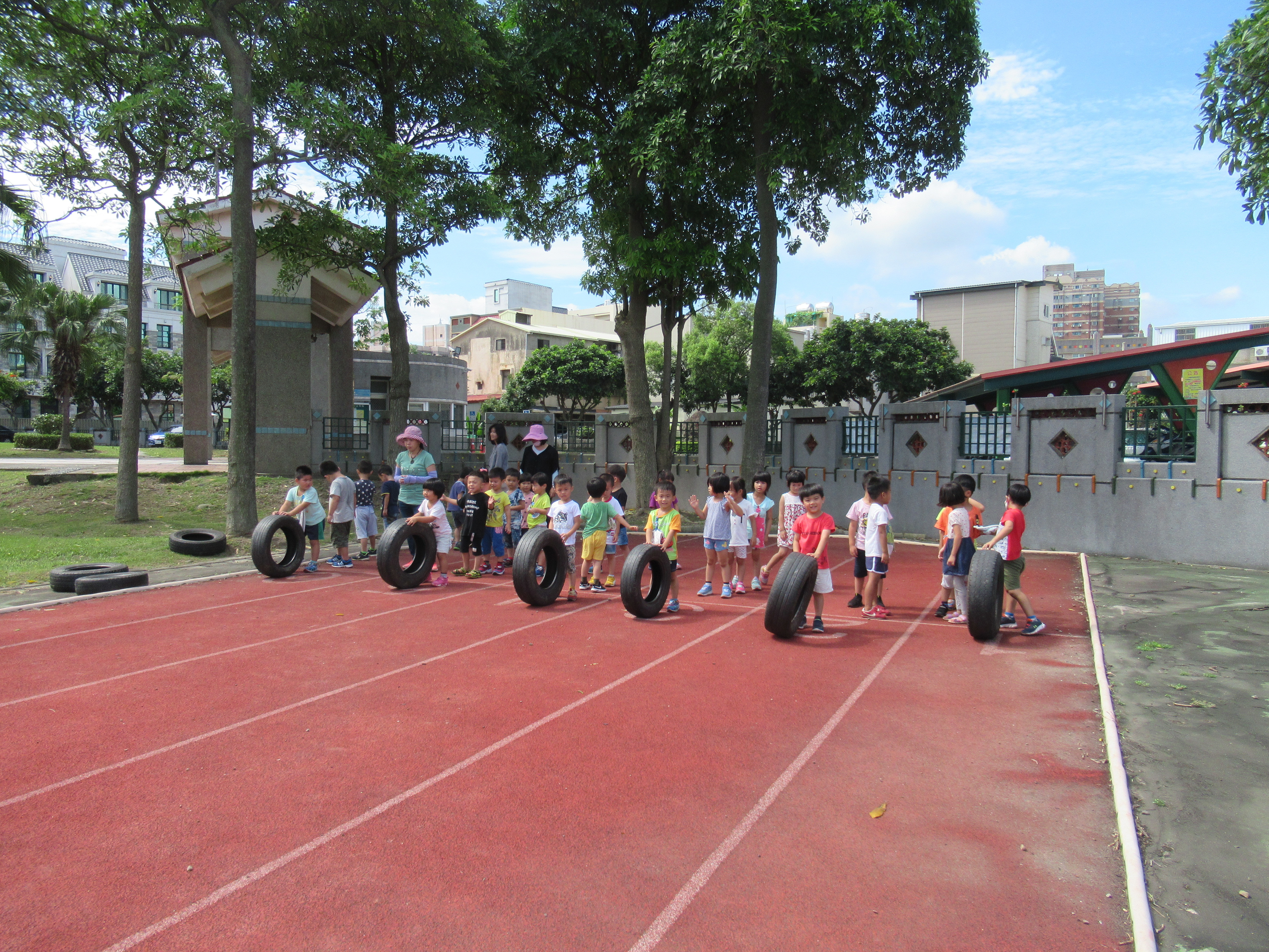 福星非營利幼兒園大肌肉活動-滾輪胎.JPG