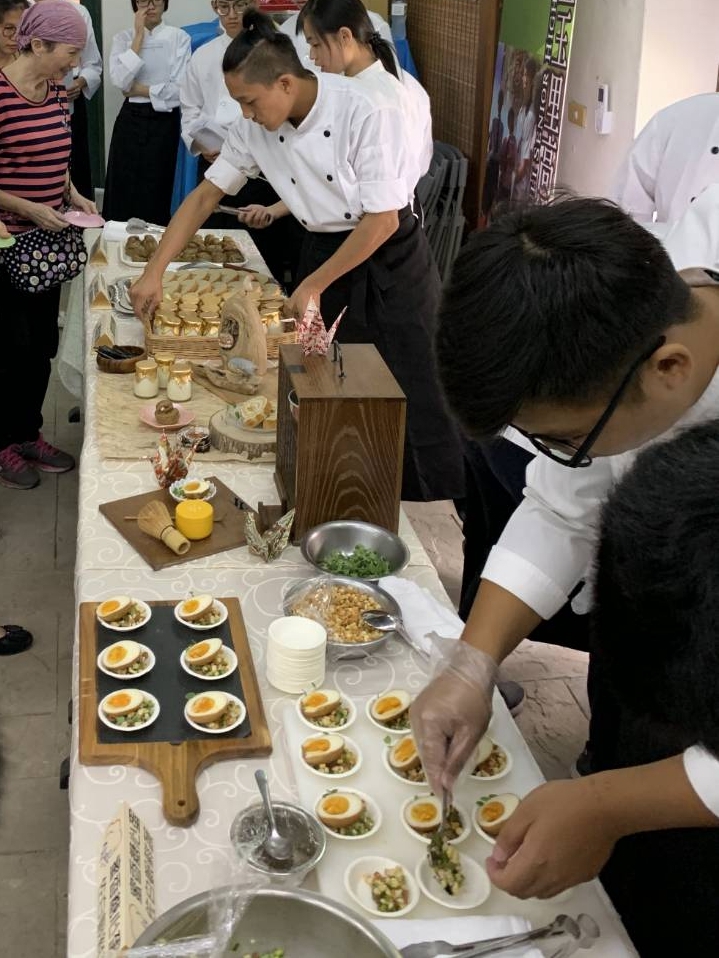 玉中師生以在地食材製作創意料理