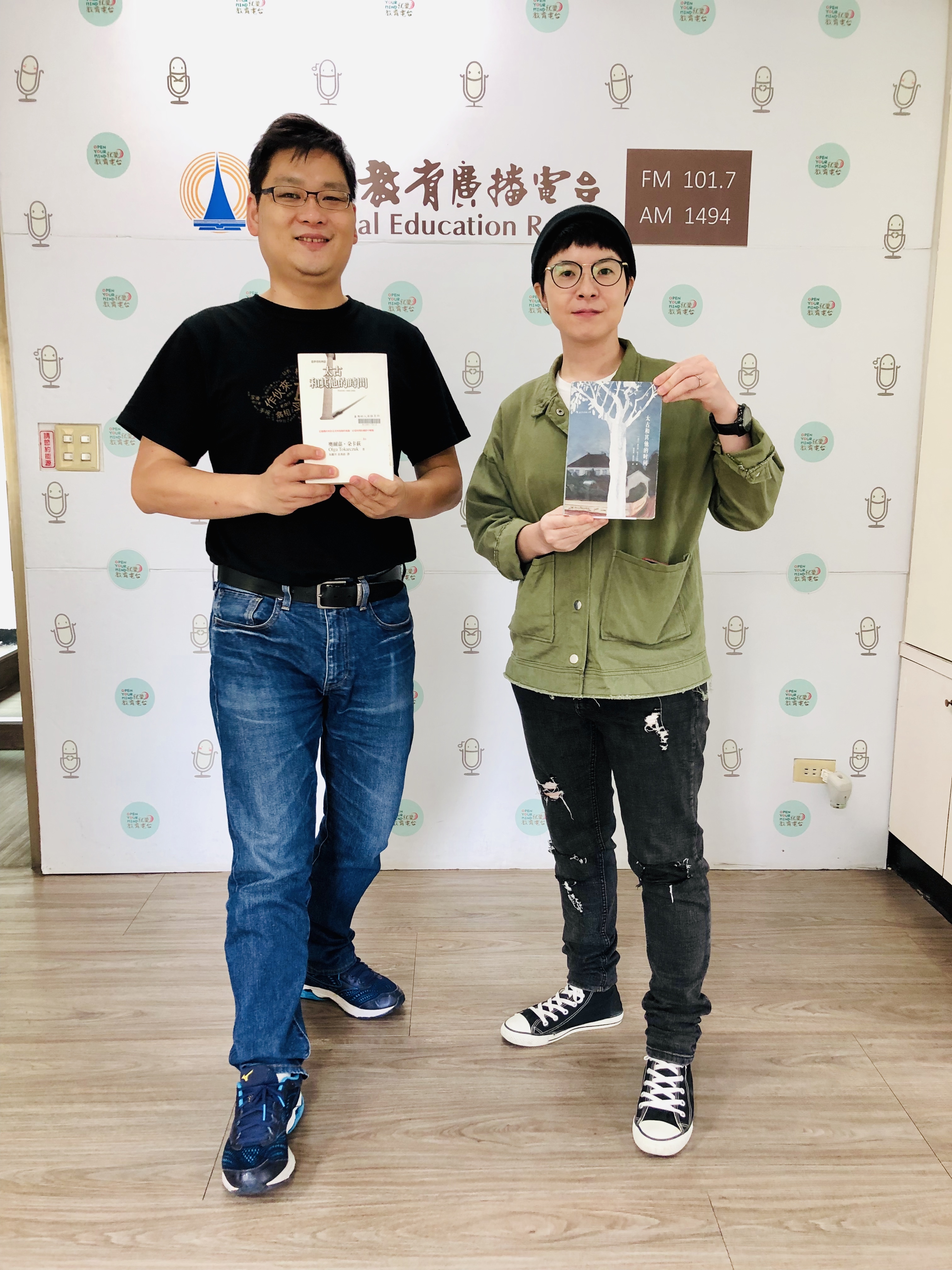 本集邀請政大台文所博士翁智琦來談朵卡萩。