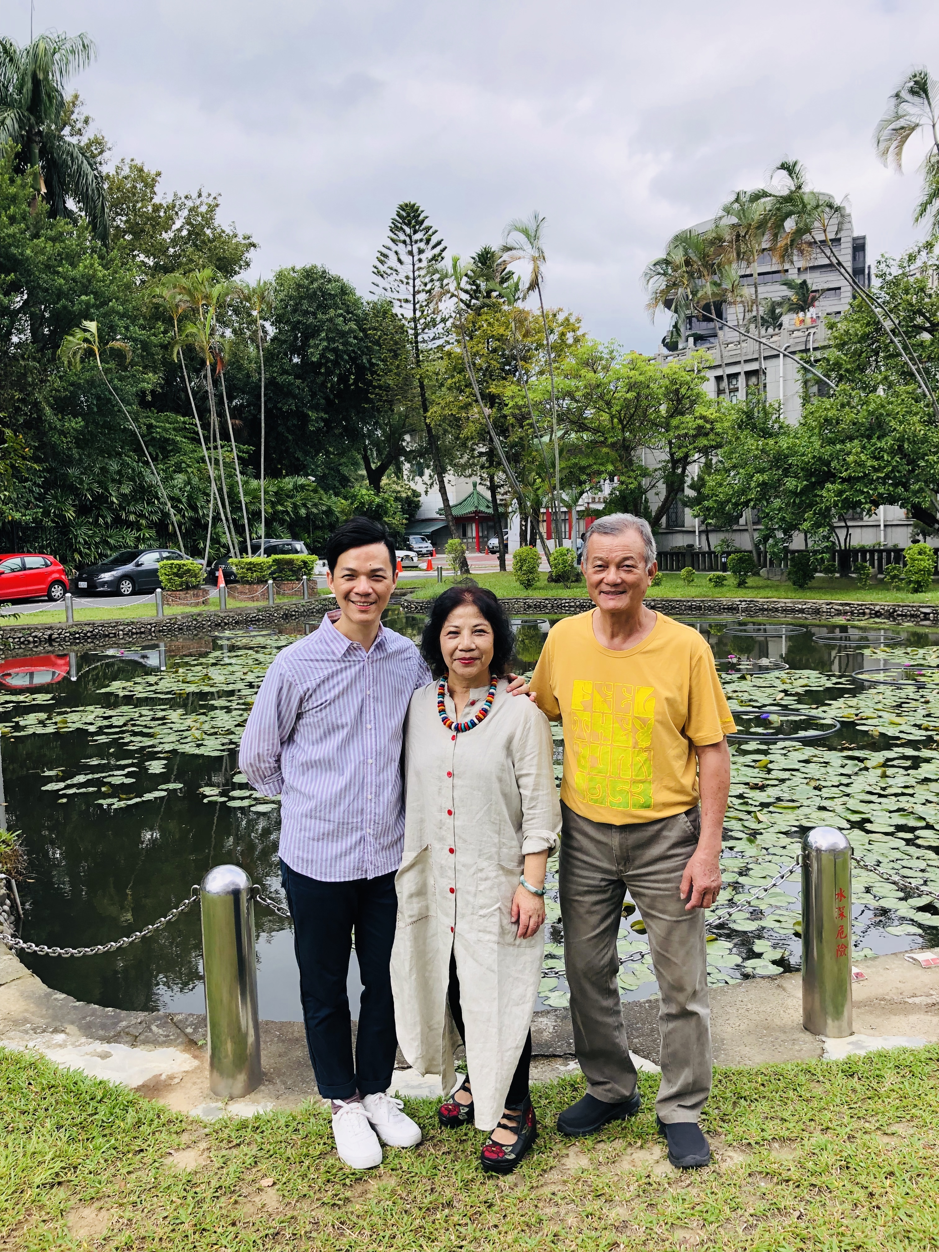 賴香珍女士在先生與兒子的陪伴下，來教育廣播電台受訪。