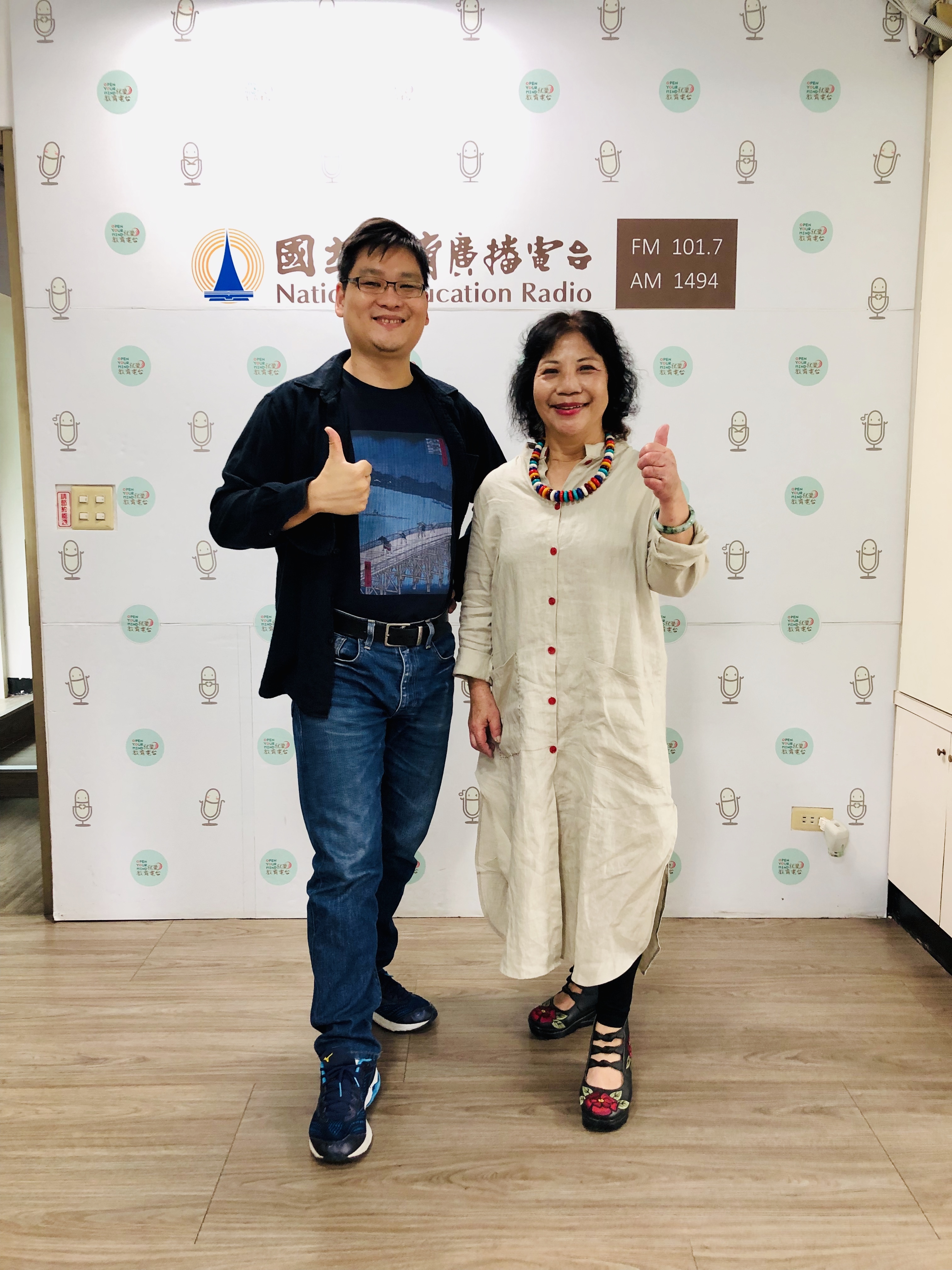 來電台唱歡喜的歌，順聰相當高興在空中訪問賴香珍女士。