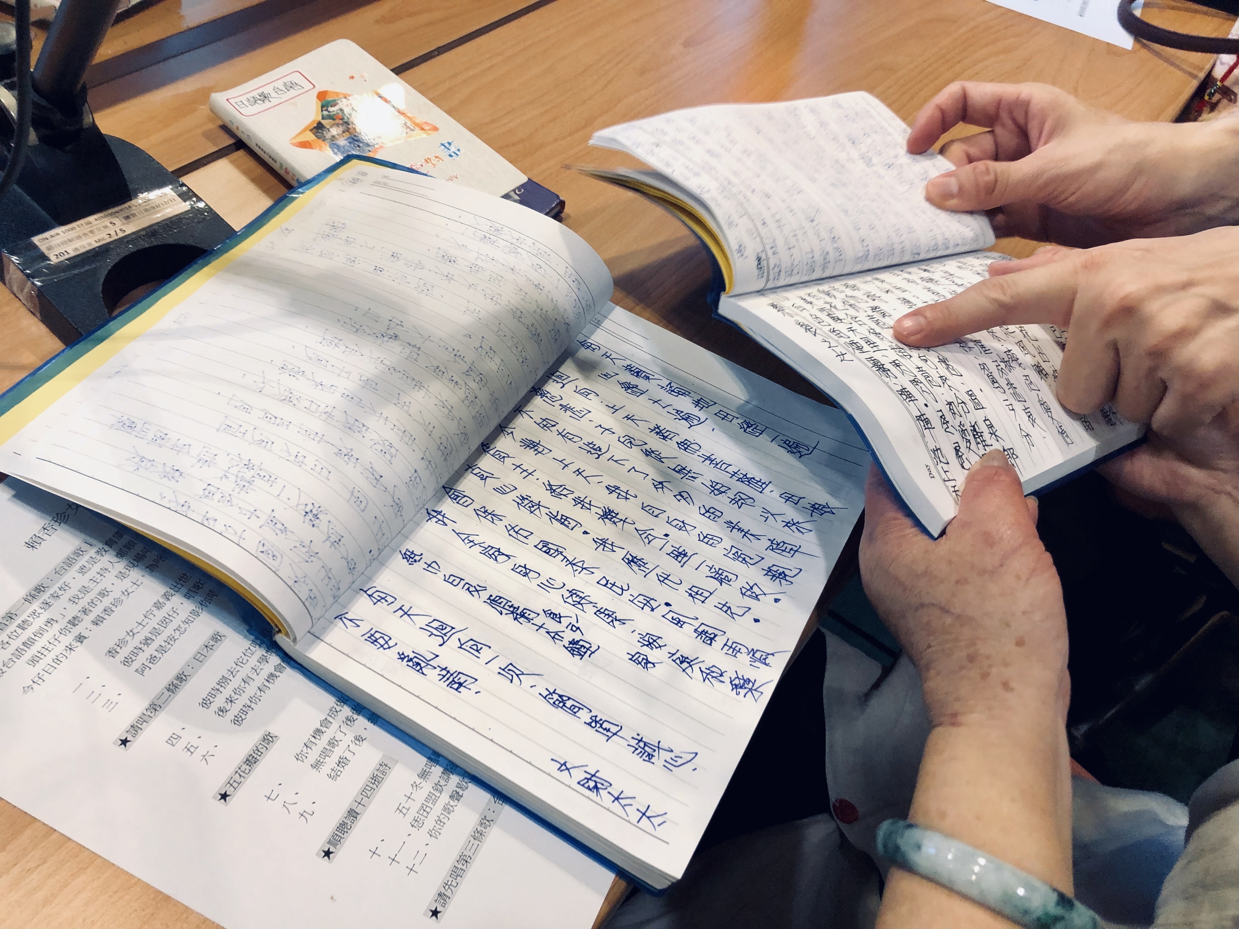 賴香珍女士自己抄寫歌本，唱起歌來圓潤無暇。