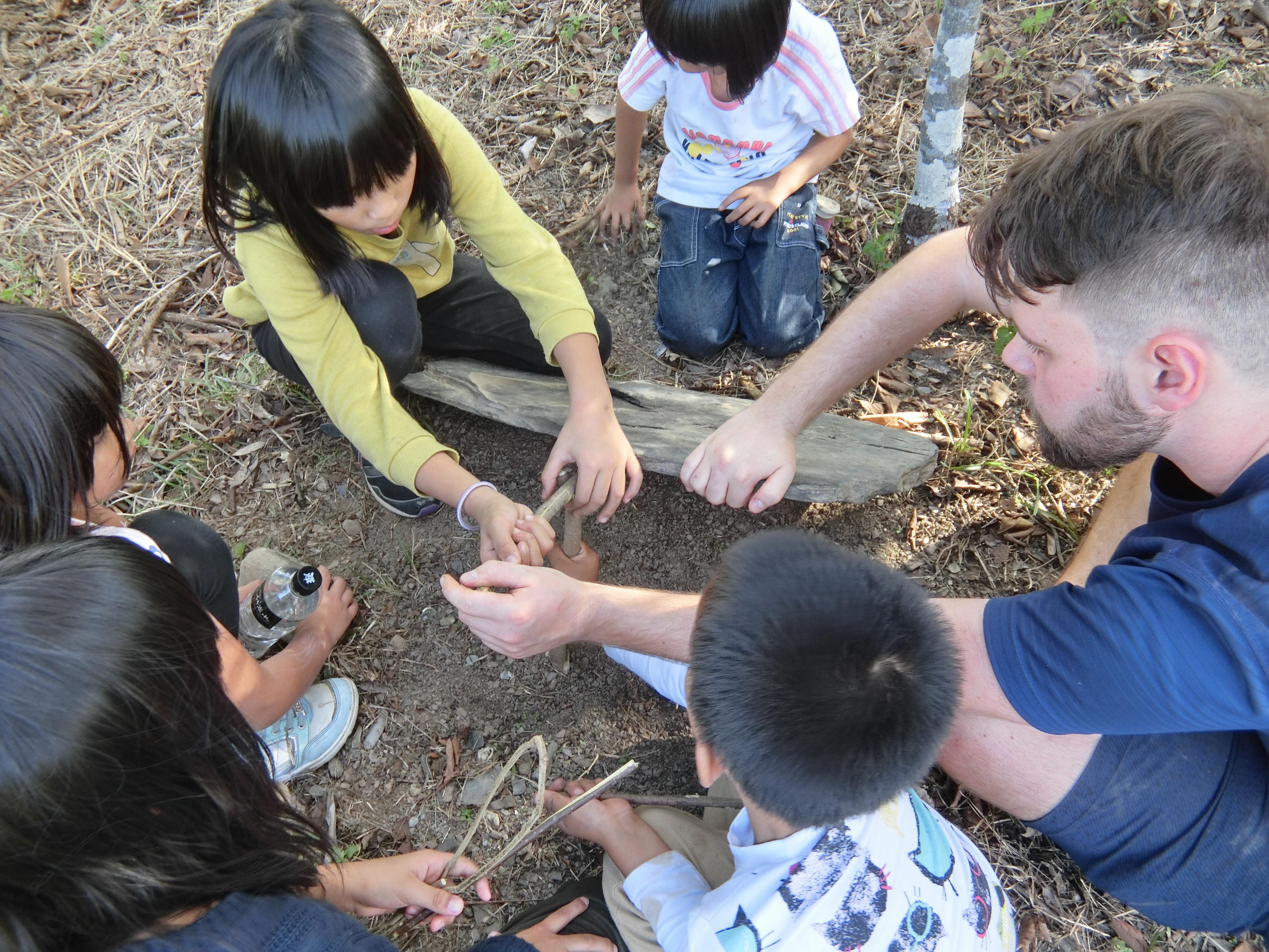 學童與龍田書屋一起做陷阱