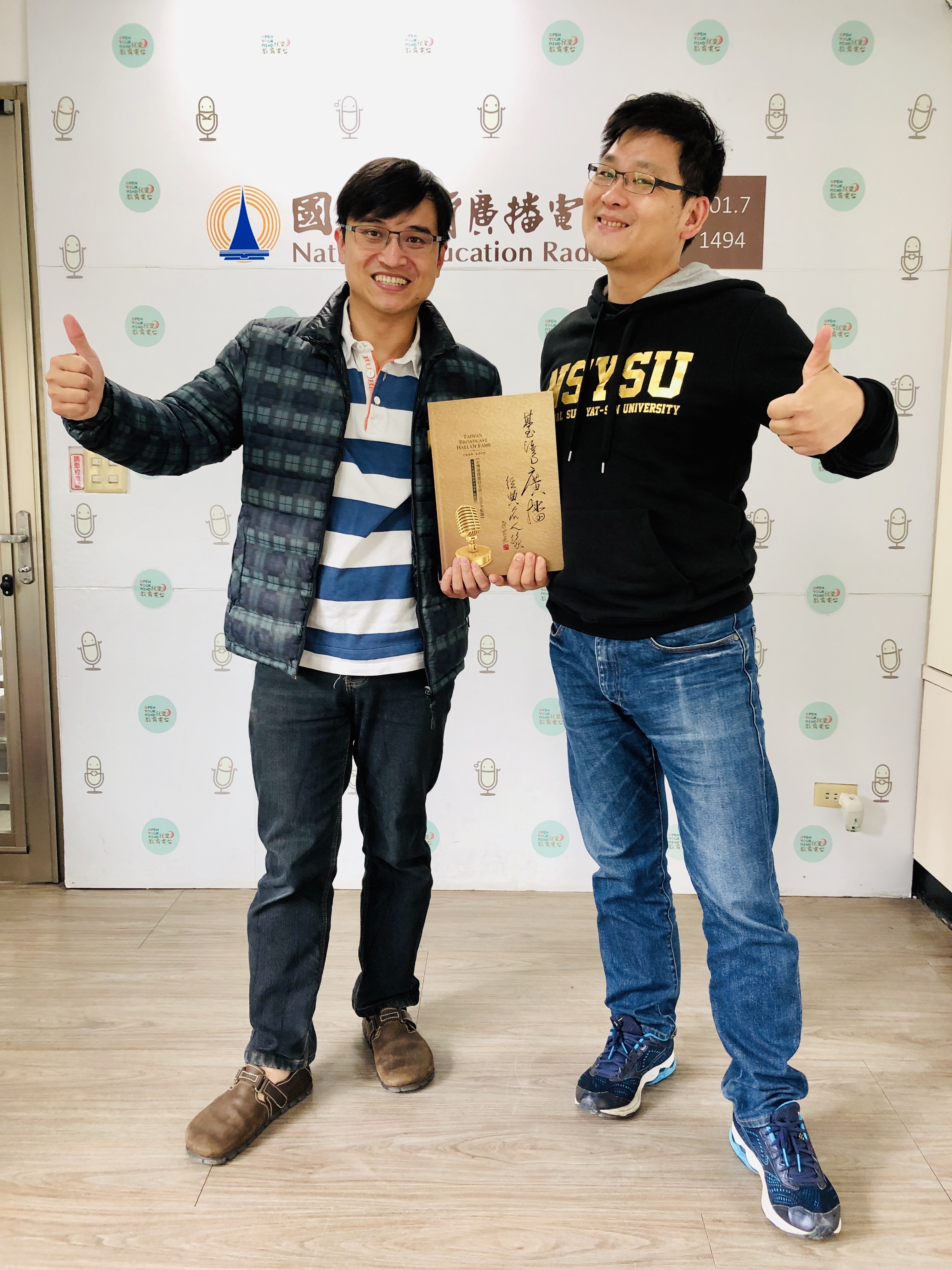 台語台下晡新聞主播吳國禎與主持人順聰歡喜開講。