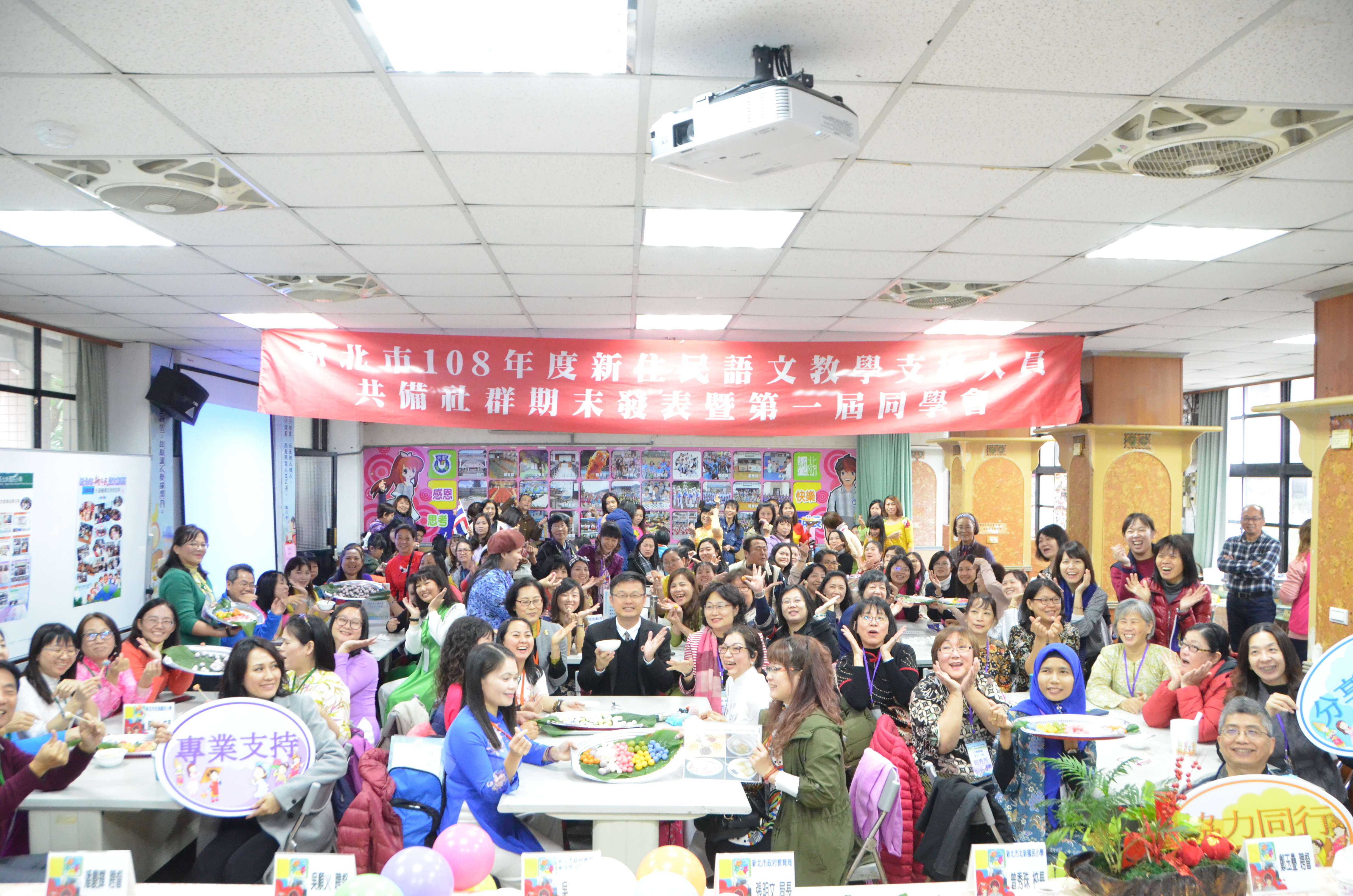 新北市政府教育局局長張明文與共備社群一起製作越南湯圓