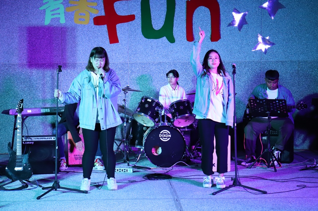 臺東大學「2019青春放誕搖」成果展，由音樂系「樂團唱奏」與人文學院「青春舞動」2課程的學生，聯手以樂舞展現青春，享受身體的律動以及音樂、文學的饗宴。