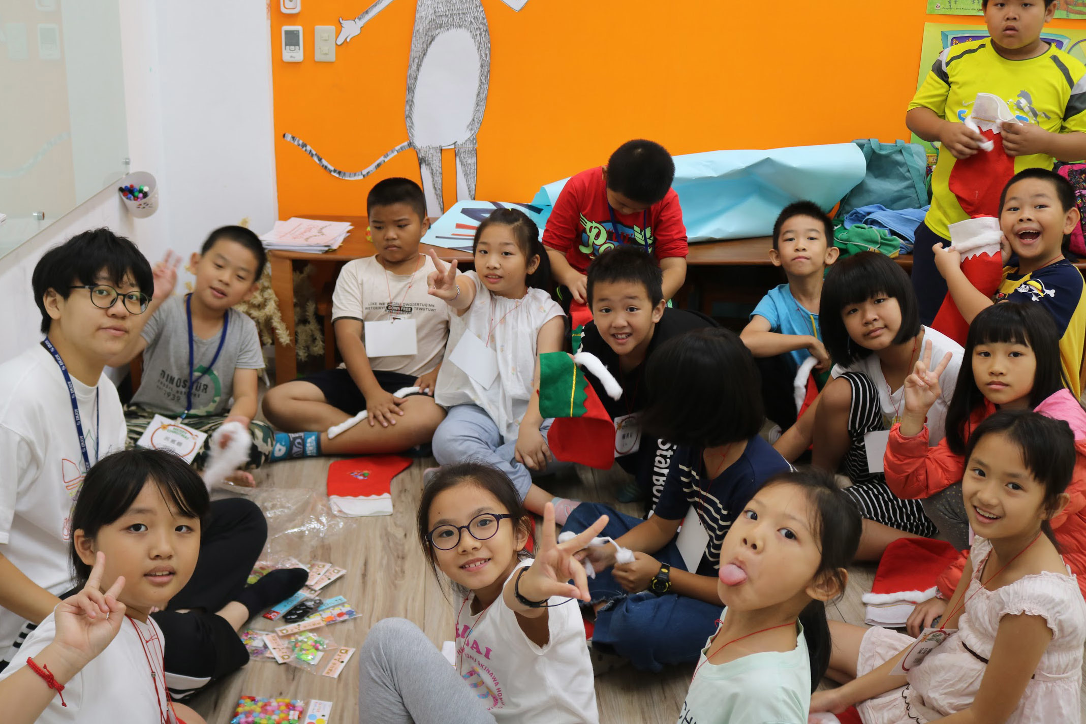 小朋友在大葉大學英語系同學的陪伴下快樂學英語