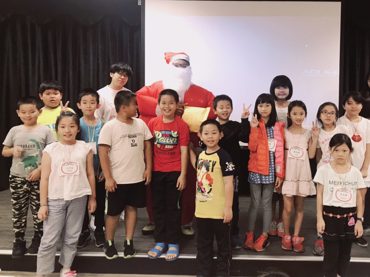 小朋友與大葉大學英語系楊凱勝扮成的聖誕老人開心合影