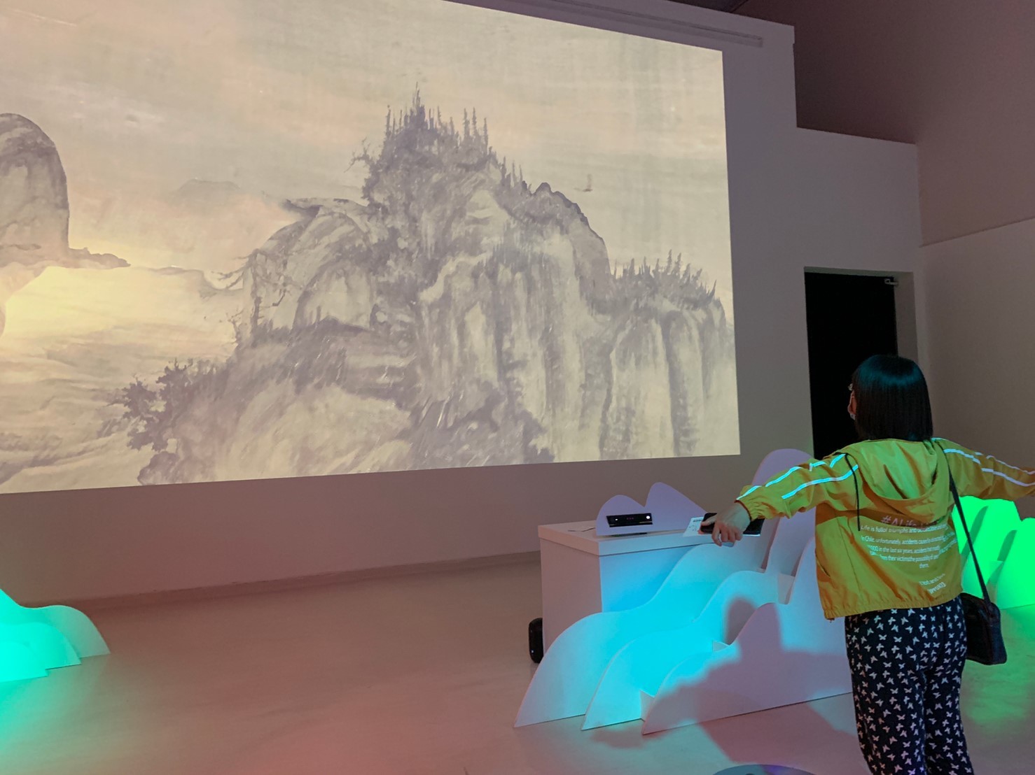 民眾於高雄市立美術館體驗新媒體藝術展的情景