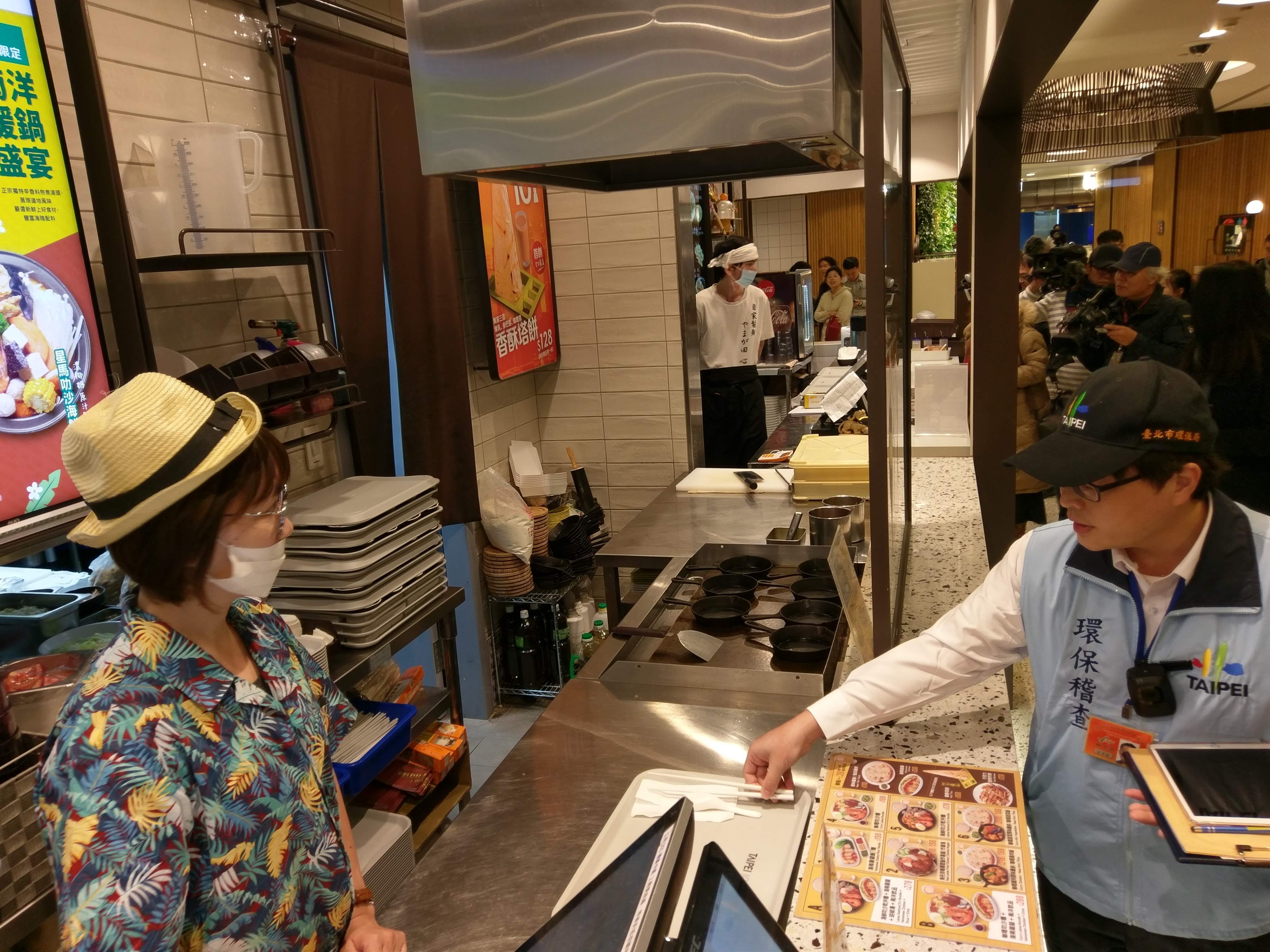 臺北市環保局稽查美食街餐具使用情況