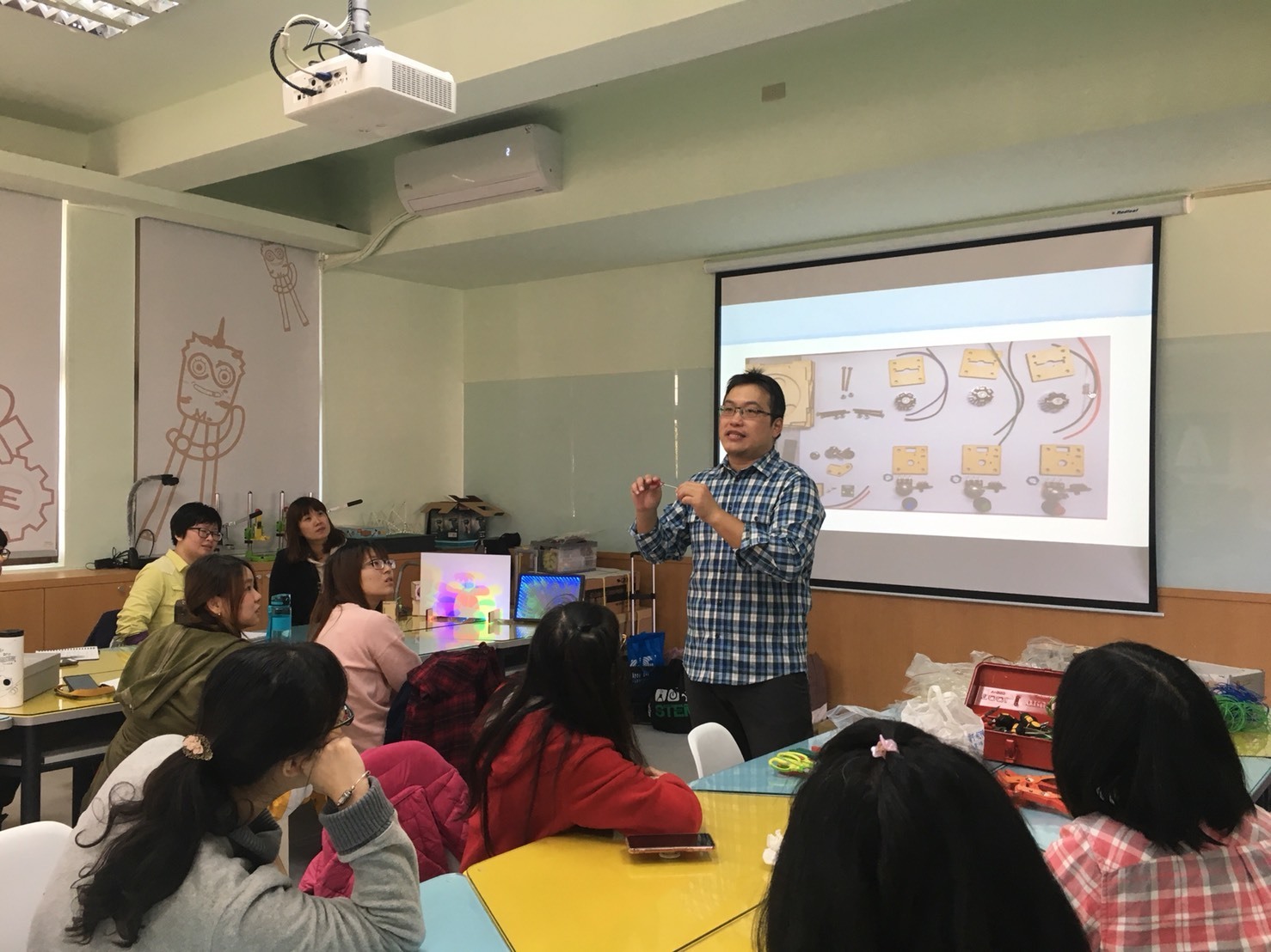 江翠國中賴雲立老師帶領學員運用簡單的三原色燈泡製作出彩色的影子，打破對光學的抽象認識