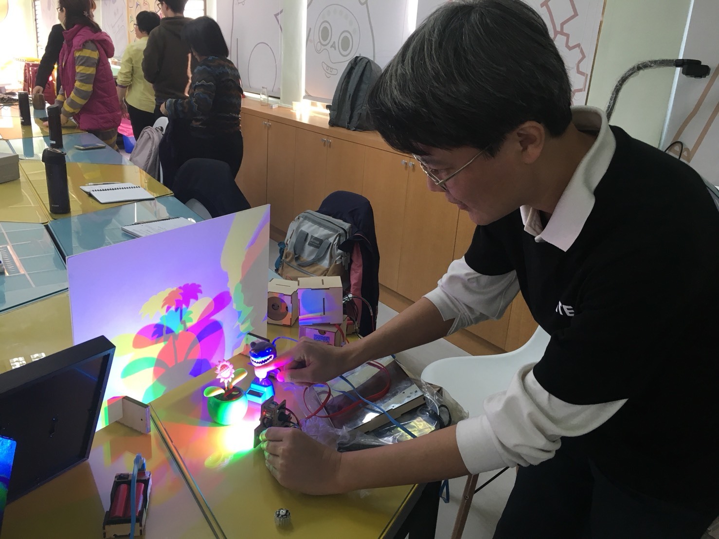 利用三原色的LED燈，讓光的合成在簡單的教具上映出清楚又繽紛的色彩