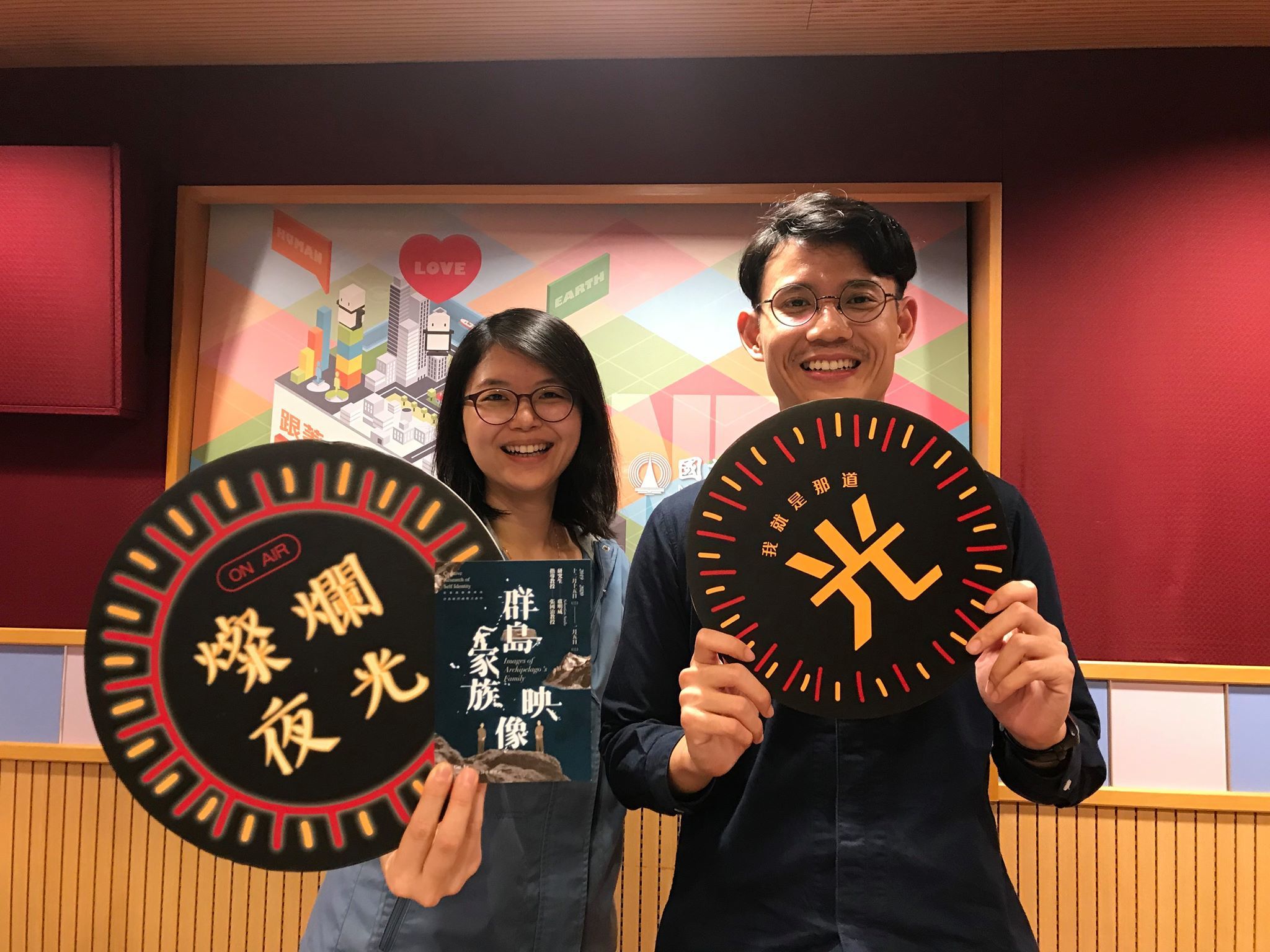 由左至右分別為主持人蔡雅婷及嘉賓盧明威